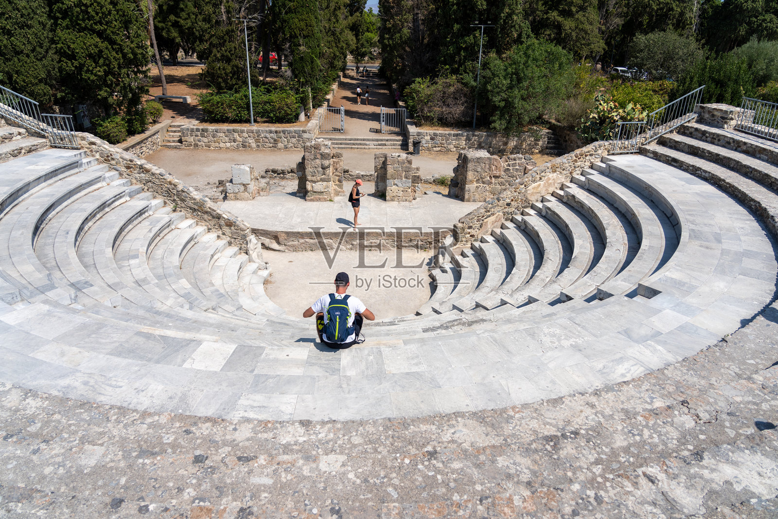 罗马圆形剧场，游客参观修复后的建筑照片摄影图片