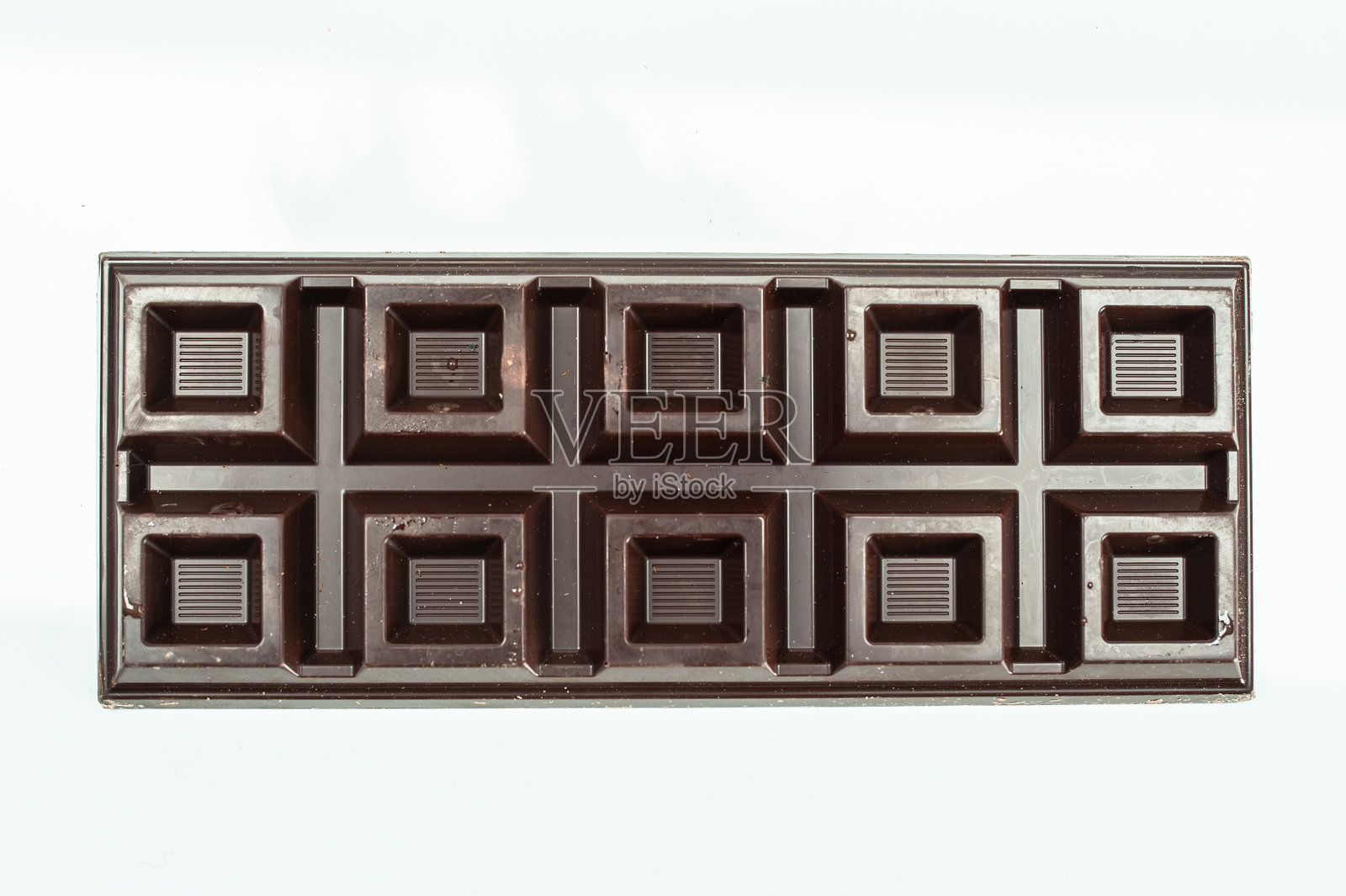 白色背景上的巧克力棒，黑可可照片摄影图片