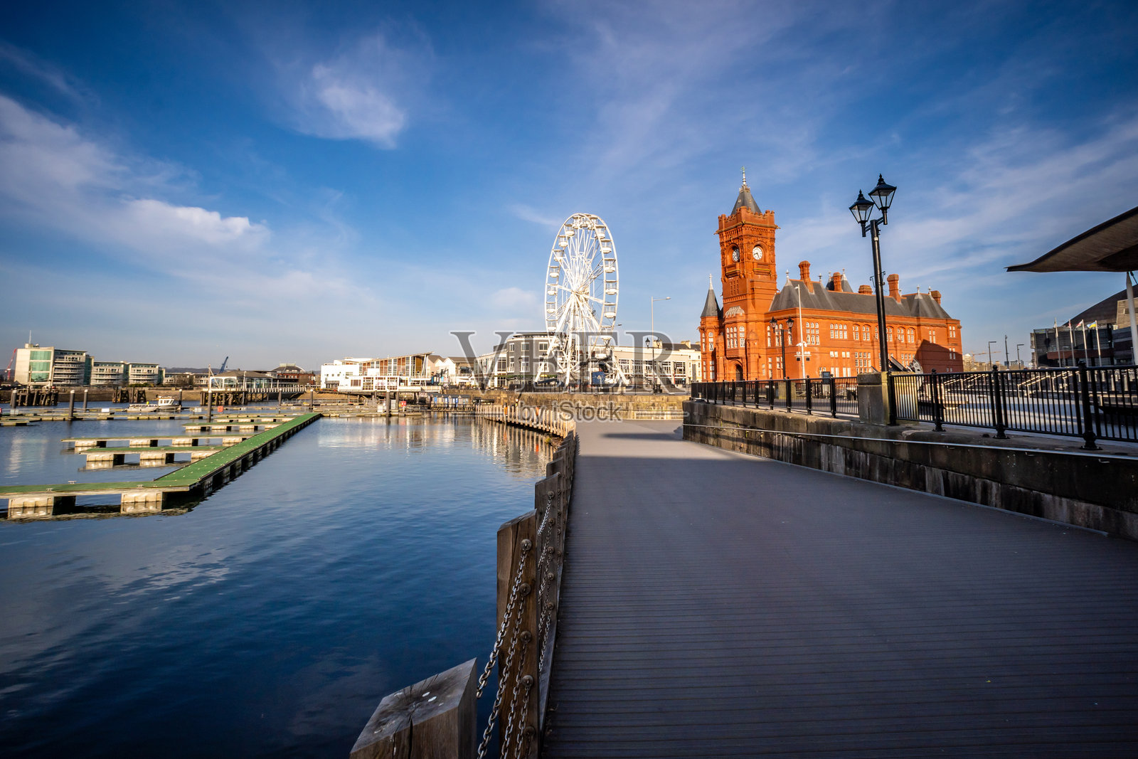 卡迪夫湾海滨与摩天轮照片摄影图片