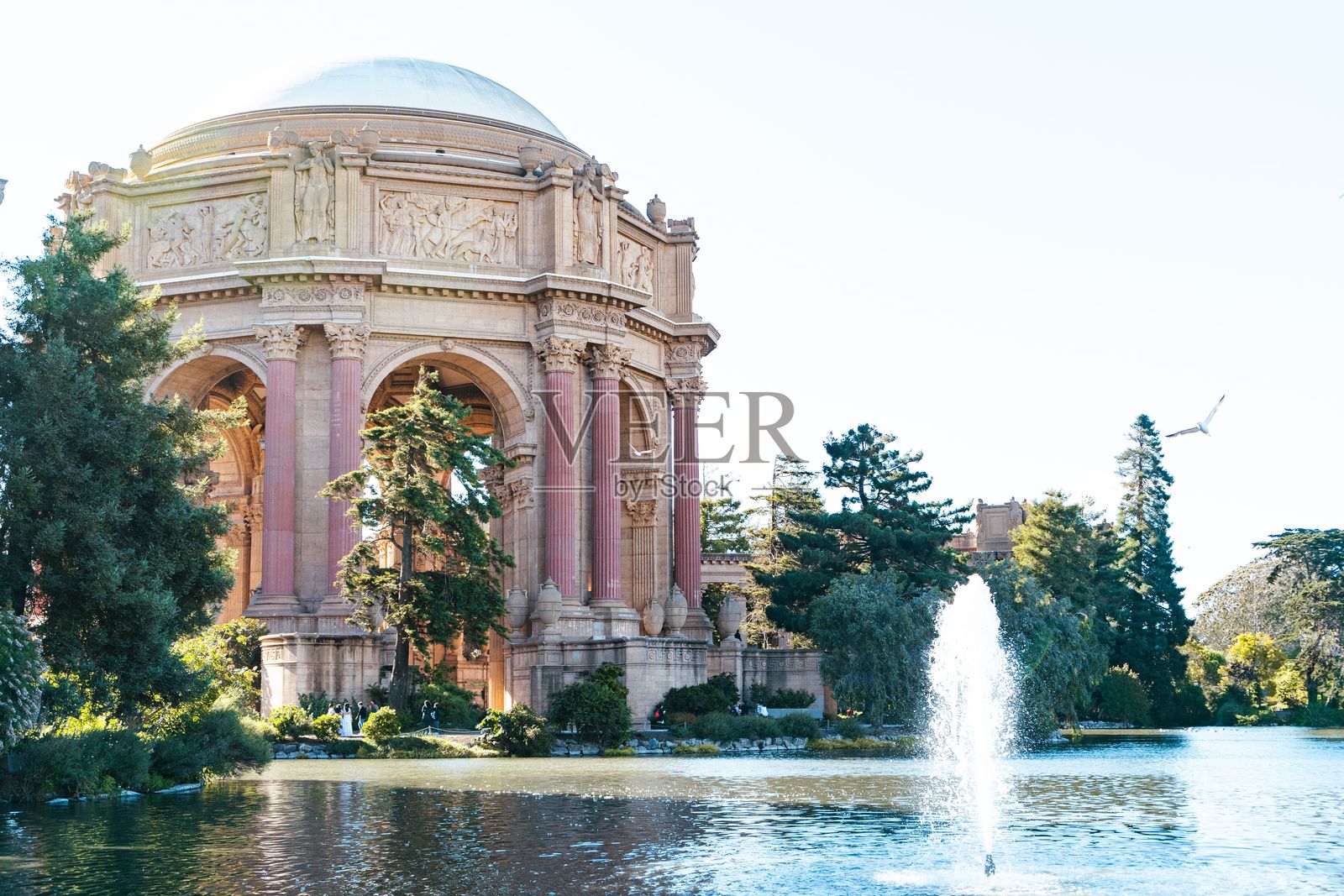 美术宫与池塘和喷泉照片摄影图片