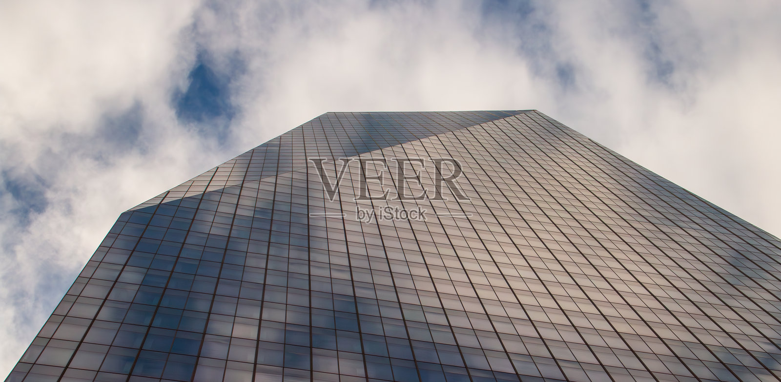 从下面俯瞰美国纽约市天际线，背后是多云的天空。照片摄影图片