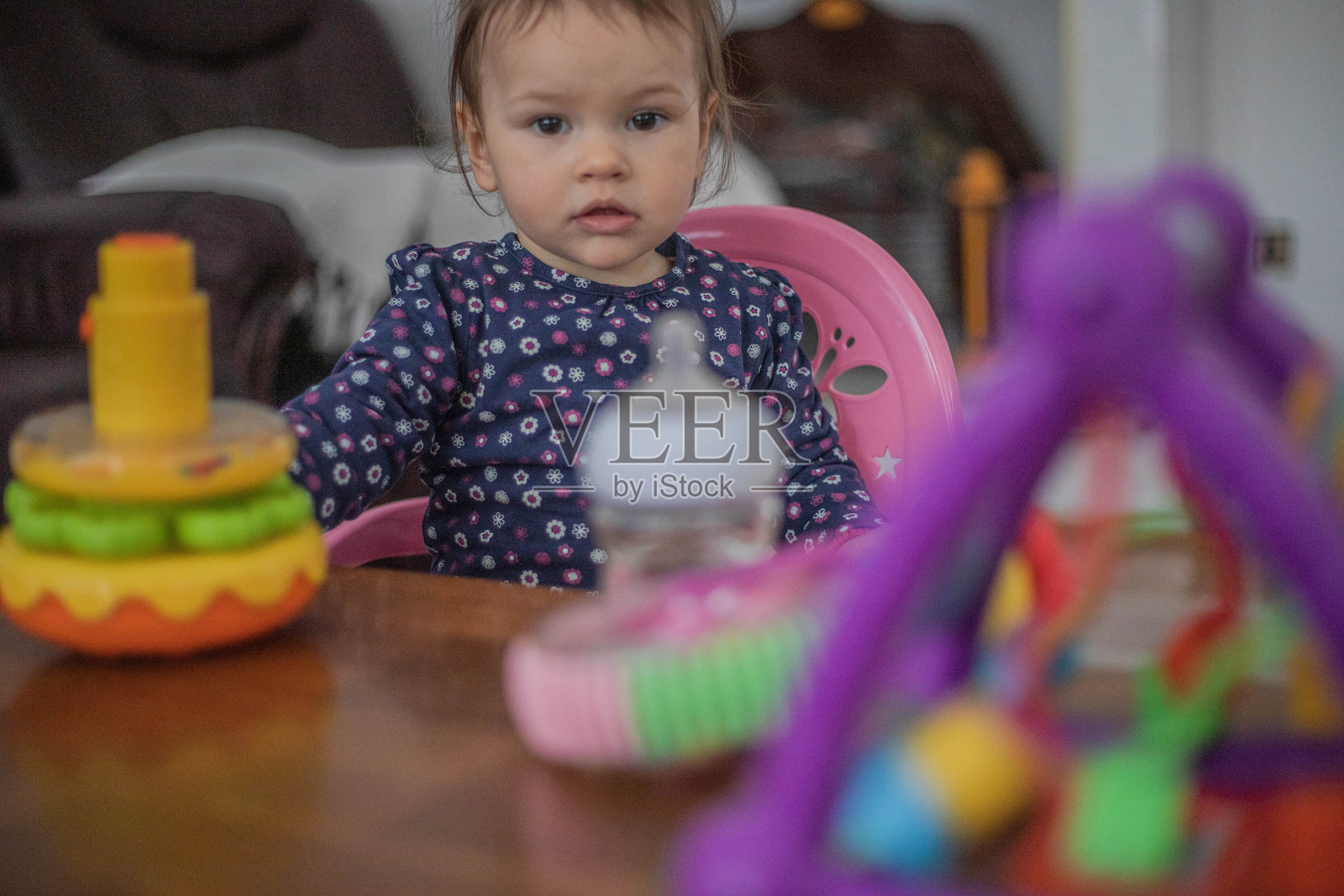 可爱的小女孩正在玩玩具照片摄影图片