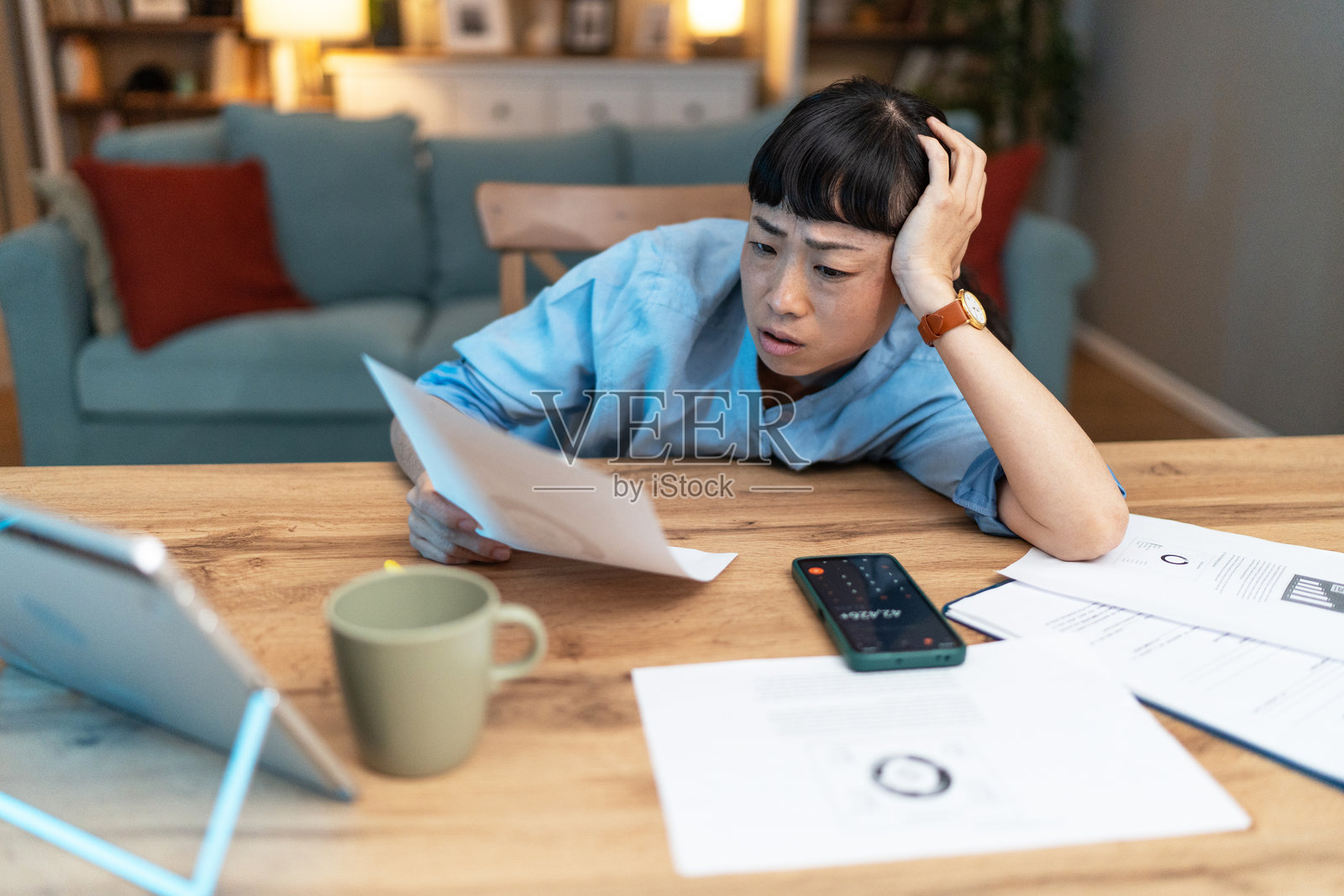感到绝望的日本女性因财务问题而感到压力照片摄影图片