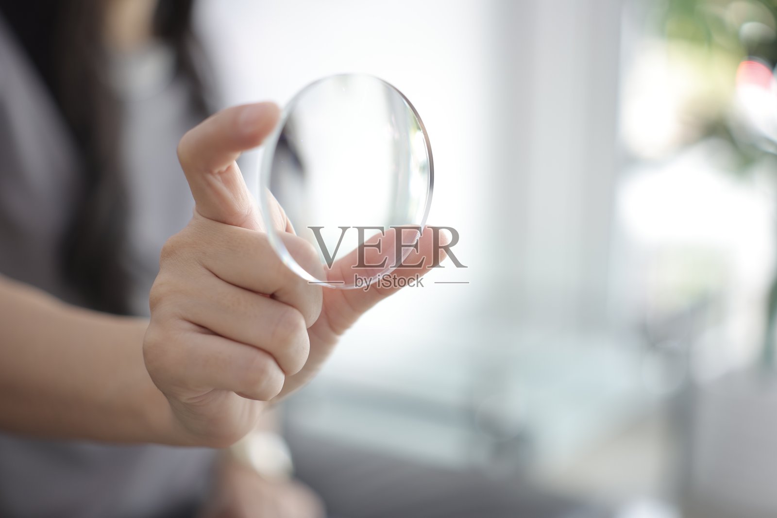 医生手持眼镜镜片照片摄影图片