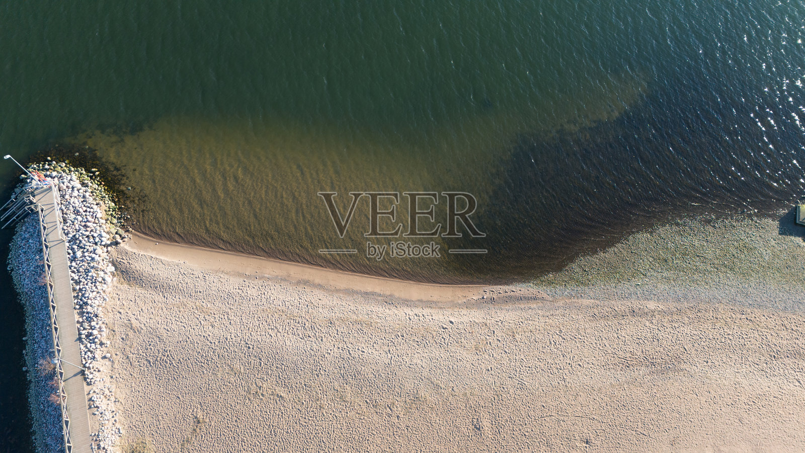 芬兰图尔库的鲁伊萨洛沙滩。照片摄影图片