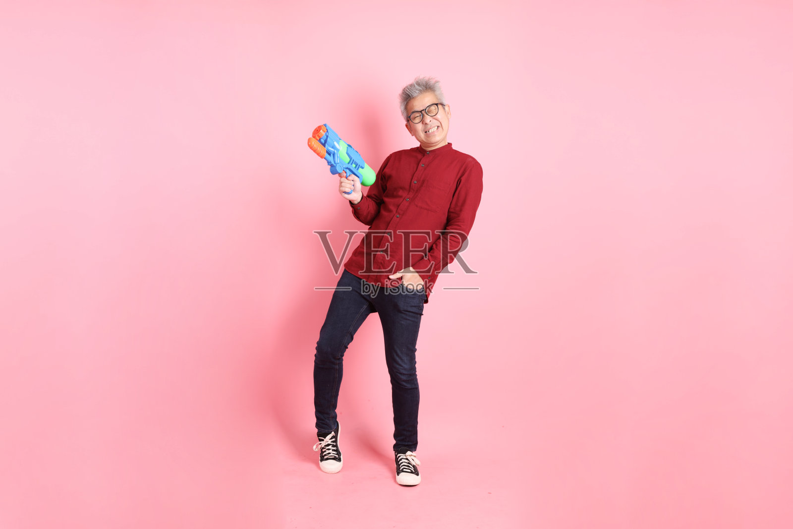 穿红衬衫的50岁男性照片摄影图片