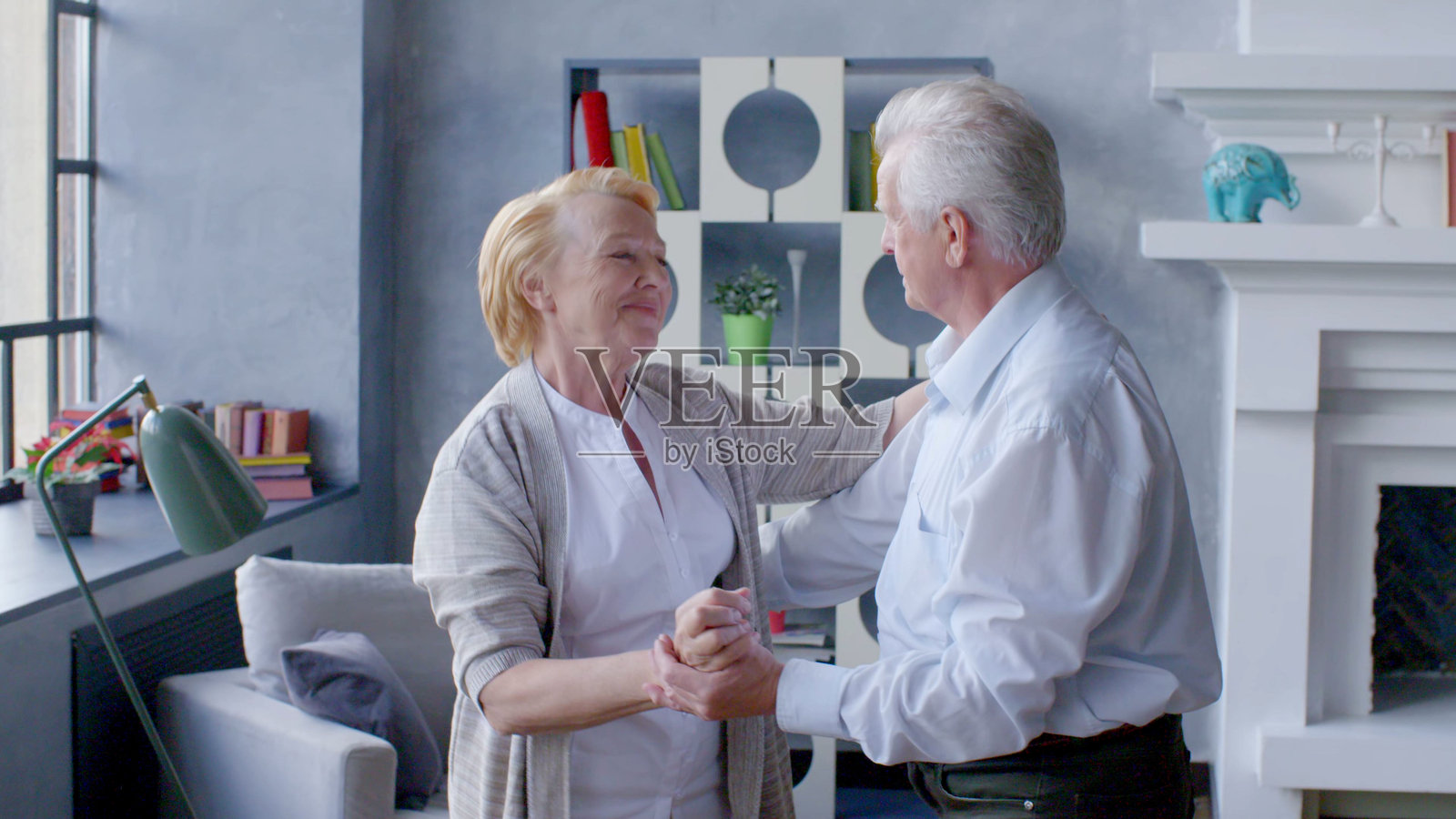 快乐的老年夫妇在家中跳舞照片摄影图片