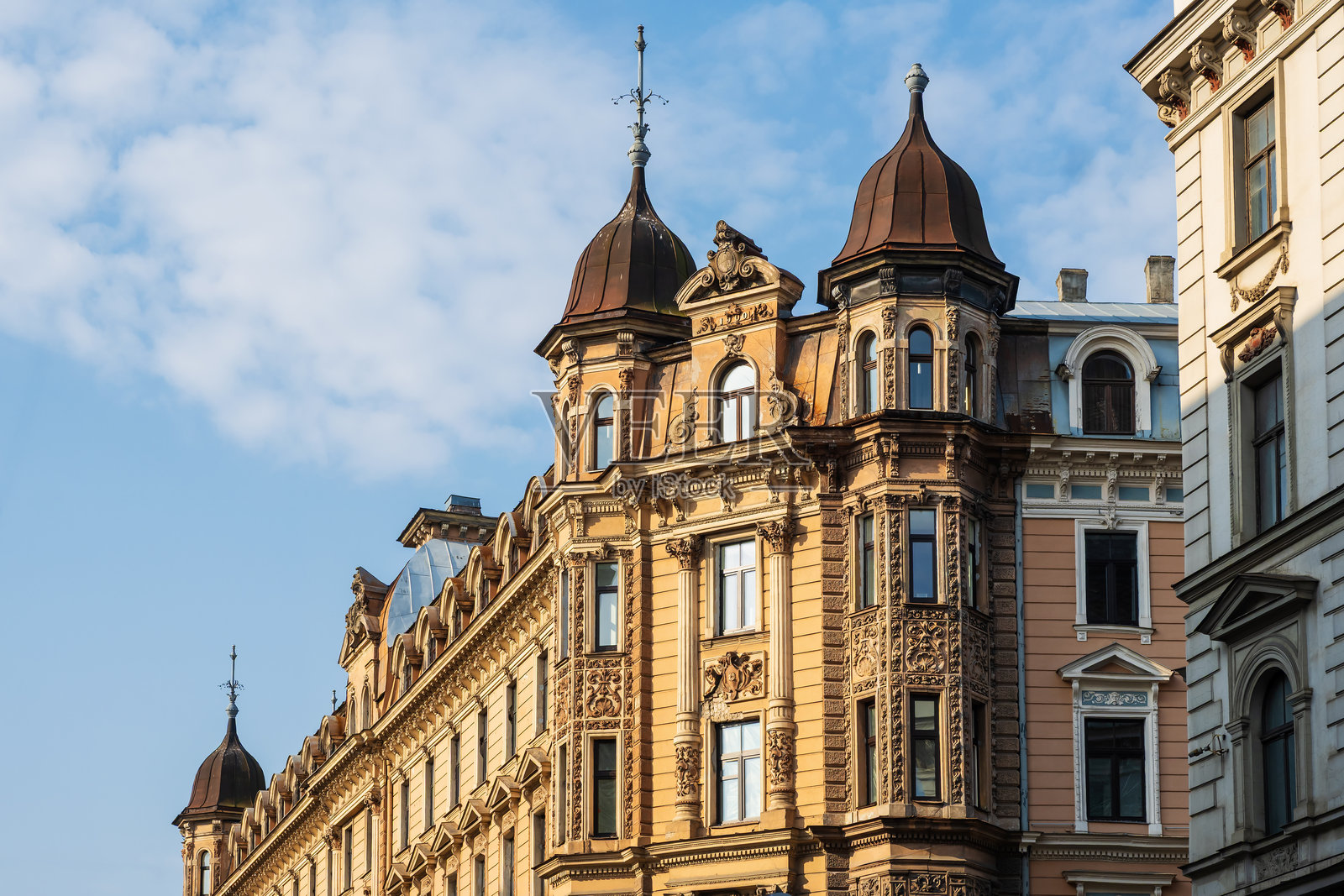 拉脱维亚里加的古老历史折衷建筑与塔楼照片摄影图片