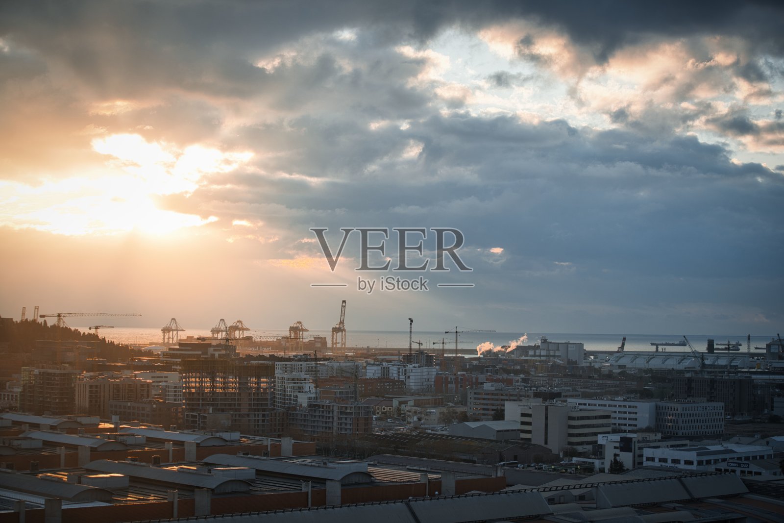 巴塞罗那港的晨景照片摄影图片