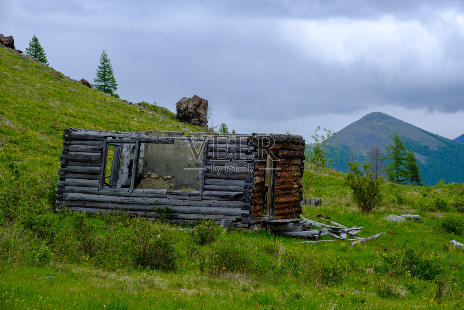山脉、古老木屋和针叶林的风景，阴云密布的夏日从高处俯瞰的景象照片摄影图片