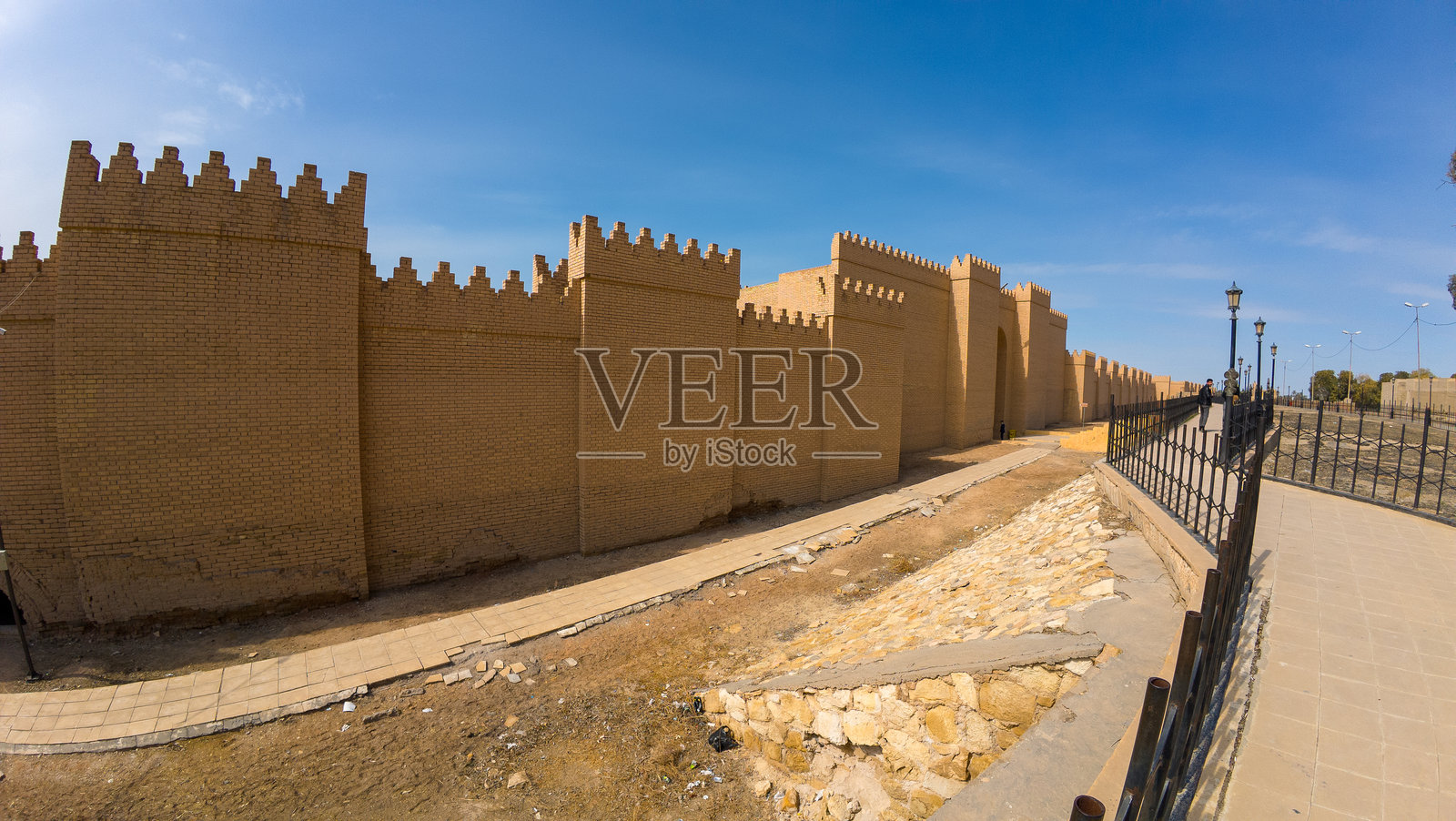 古巴比伦，伊拉克的古老砖砌堡垒墙壁，带有垛口照片摄影图片