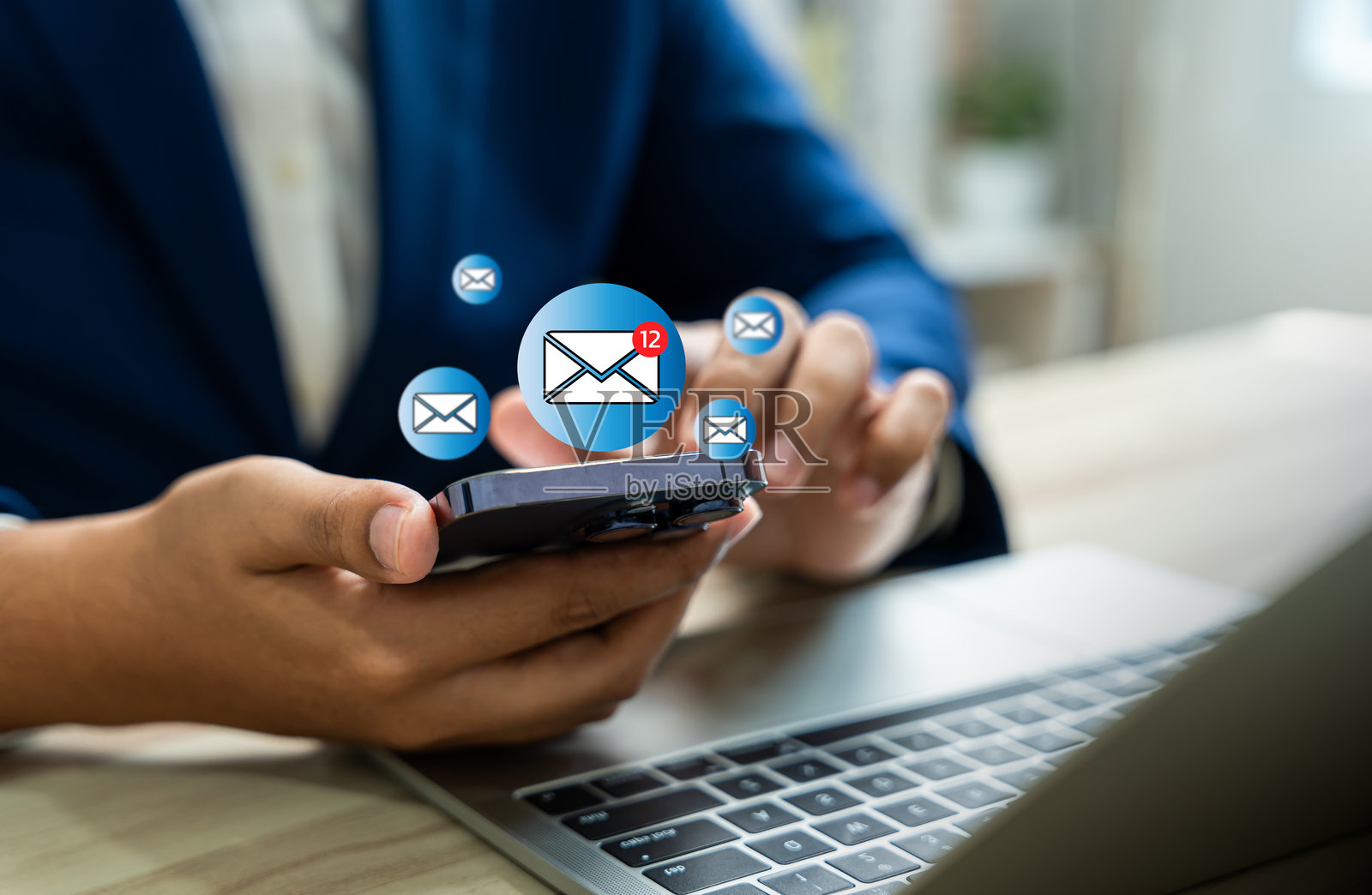 数字营销业务沟通的新邮件通知提醒概念，通过虚拟收件箱和互联网技术，商务人士在笔记本电脑上使用虚拟屏幕查看电子邮件。照片摄影图片