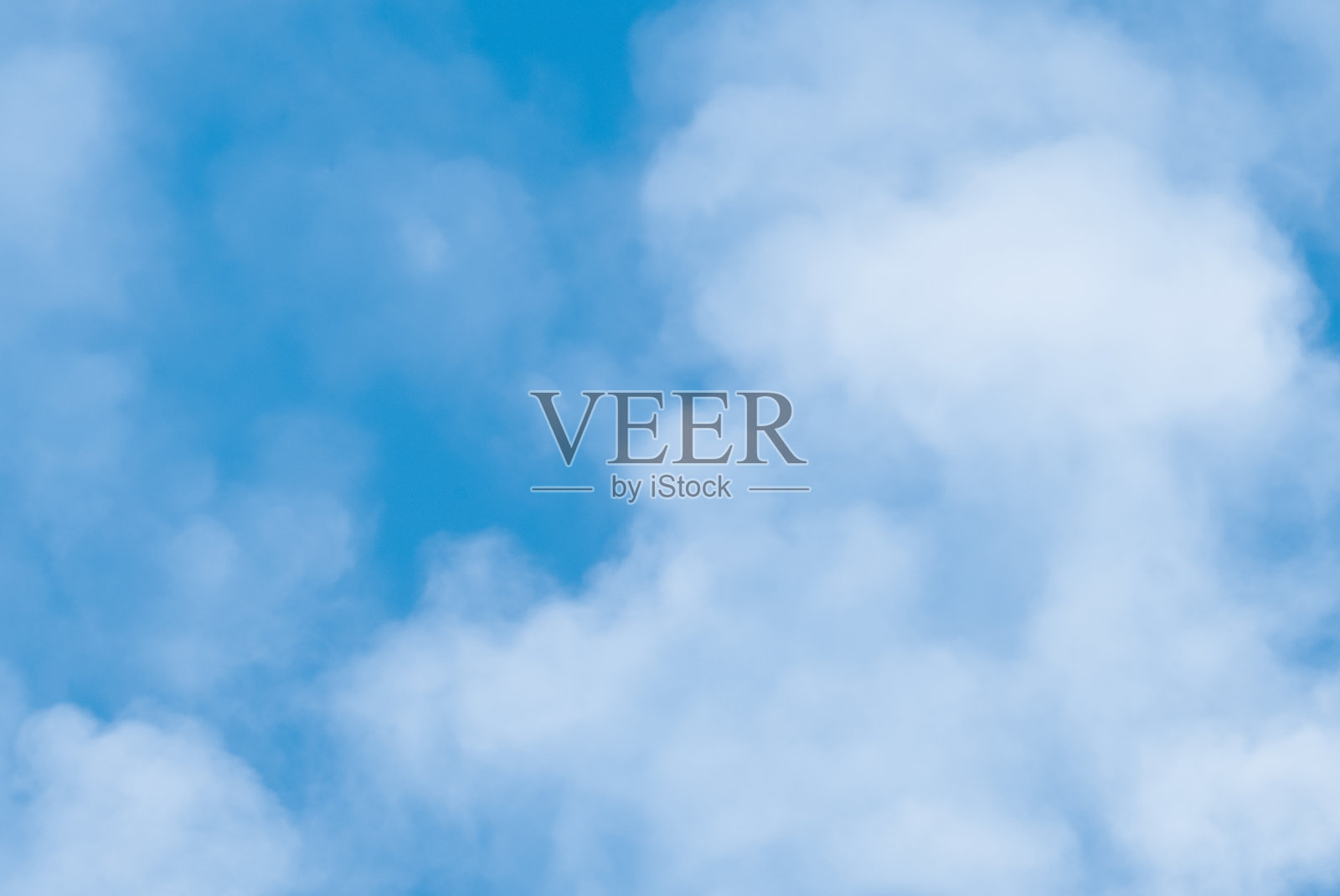 夏季背景的天蓝色与柔软蓬松的白云，春季阳光明媚的自然晴空中散布着云朵。天空景观在环境气候日中呈现出阴郁而生动的青色。照片摄影图片