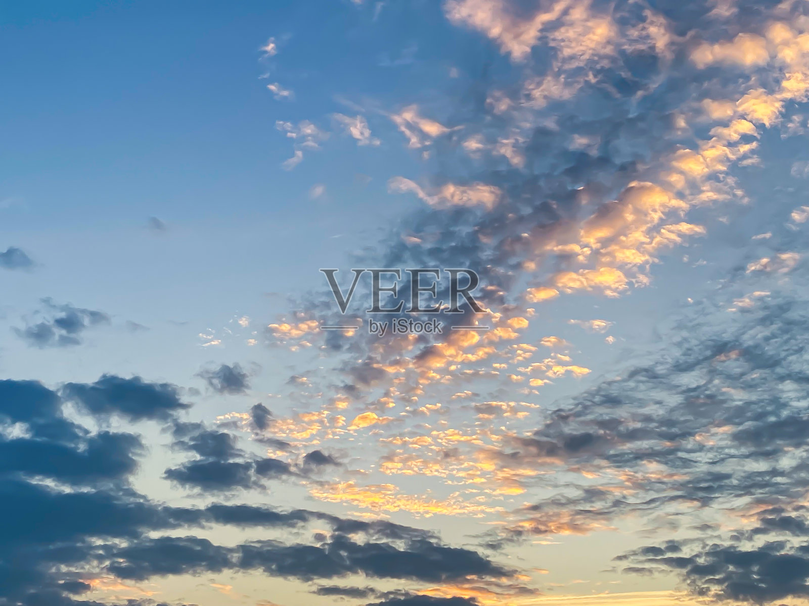 日落时分的自然风景，背景是蓝天。照片摄影图片