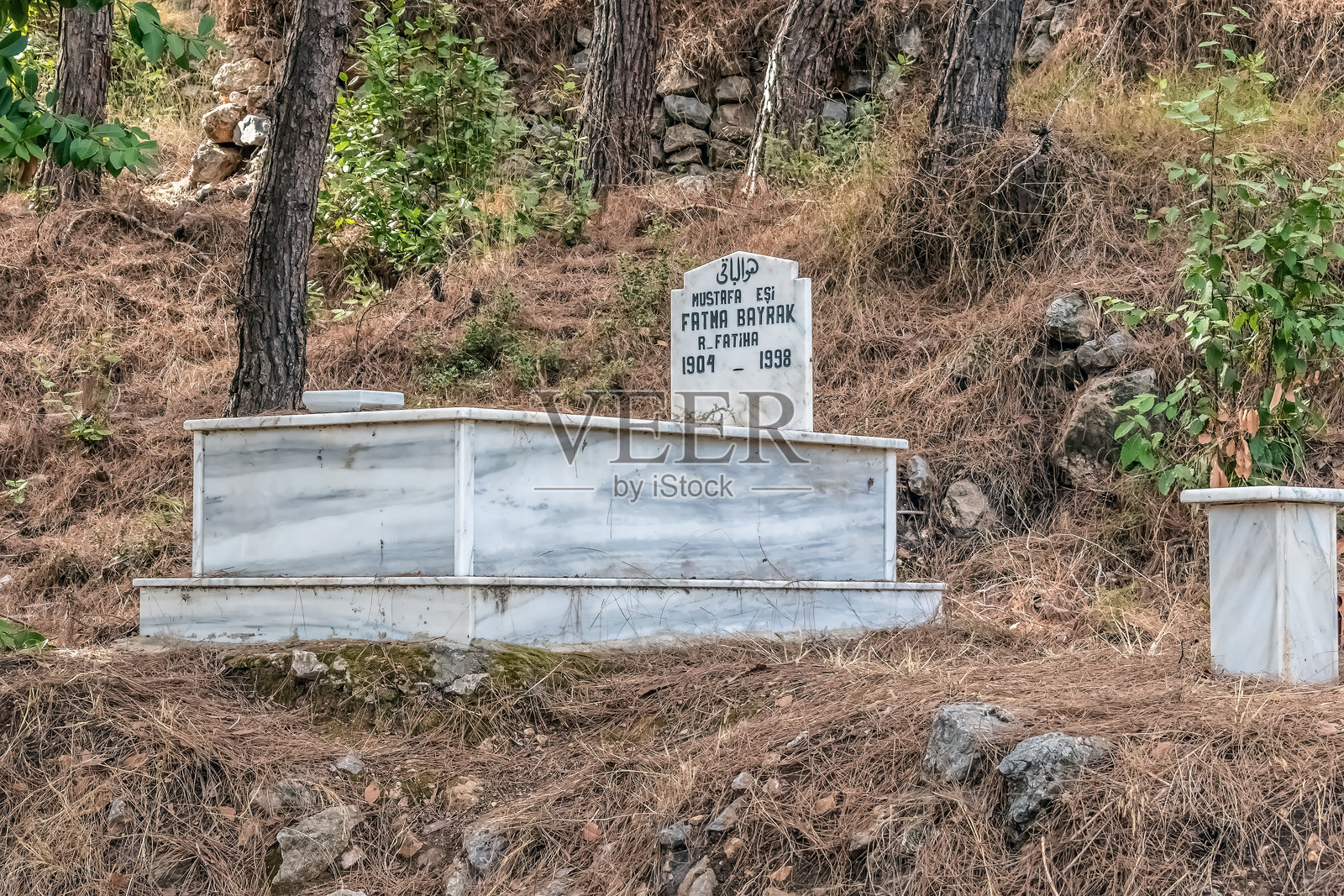 位于土耳其阿拉尼亚城堡附近的宁静墓地,法特玛·拜拉克的墓碑,生于1904年,卒于1998年。照片摄影图片
