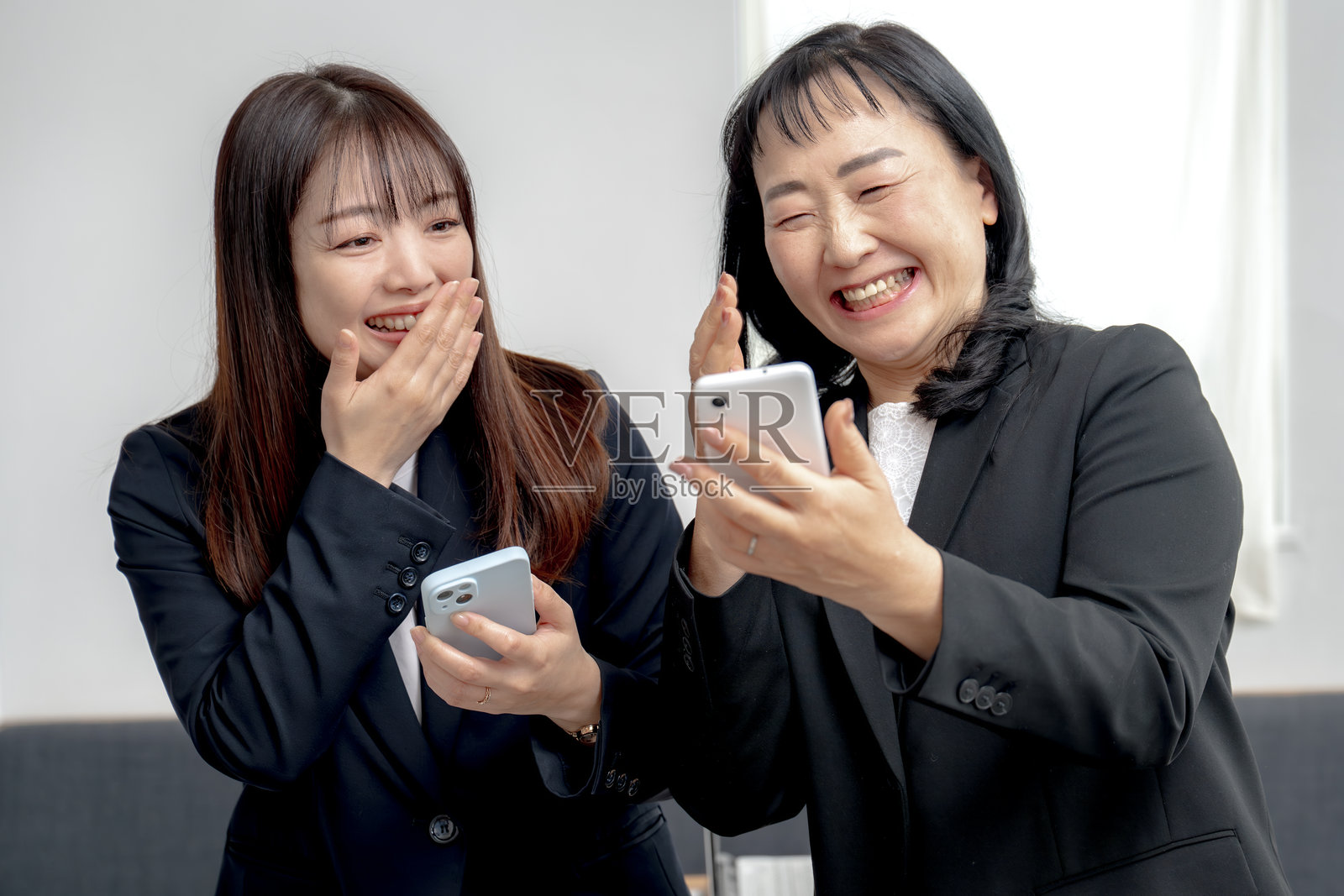 商务女性与手机照片摄影图片