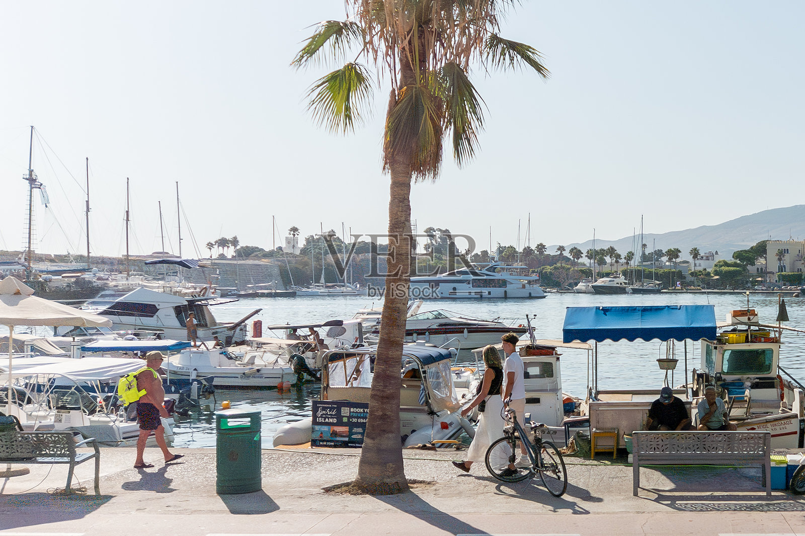 人们和游客在海滨长廊上照片摄影图片