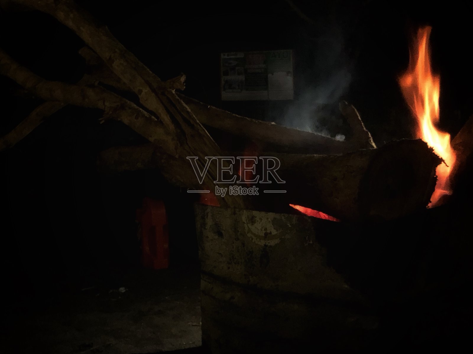 海滩上的篝火照片照片摄影图片