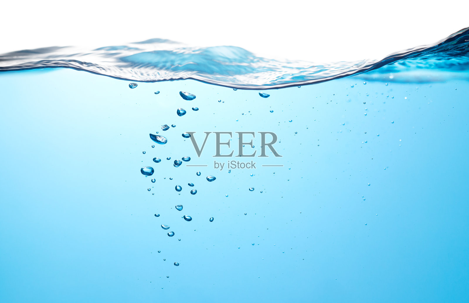 水中的气泡漂浮。水波溅起。纯净饮用水。白色背景上的蓝色水纹理。照片摄影图片