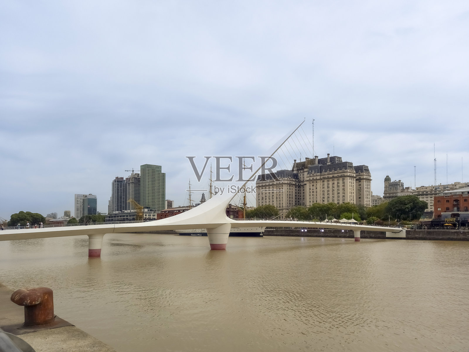 阿根廷布宜诺斯艾利斯港口的普埃尔托·马德罗,女人桥旋转人行桥。照片摄影图片