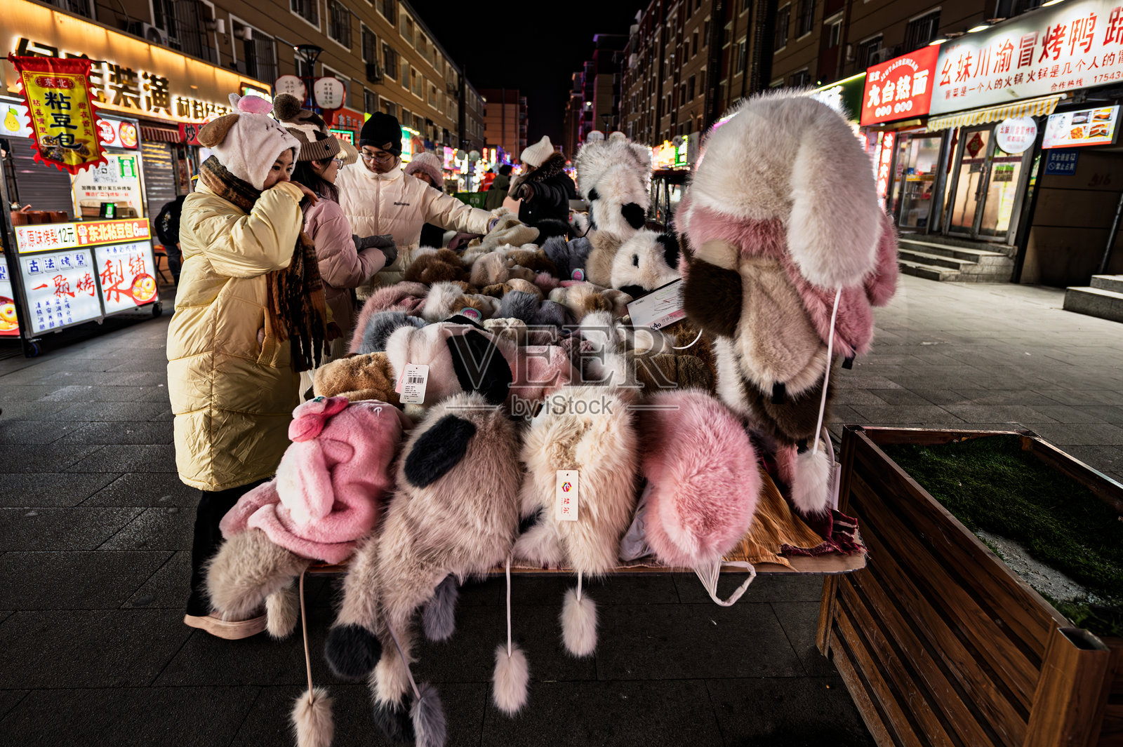 中国长春：桂林路商业区的主题冰雕和灯笼为冬季街道增添了美丽的风景照片摄影图片