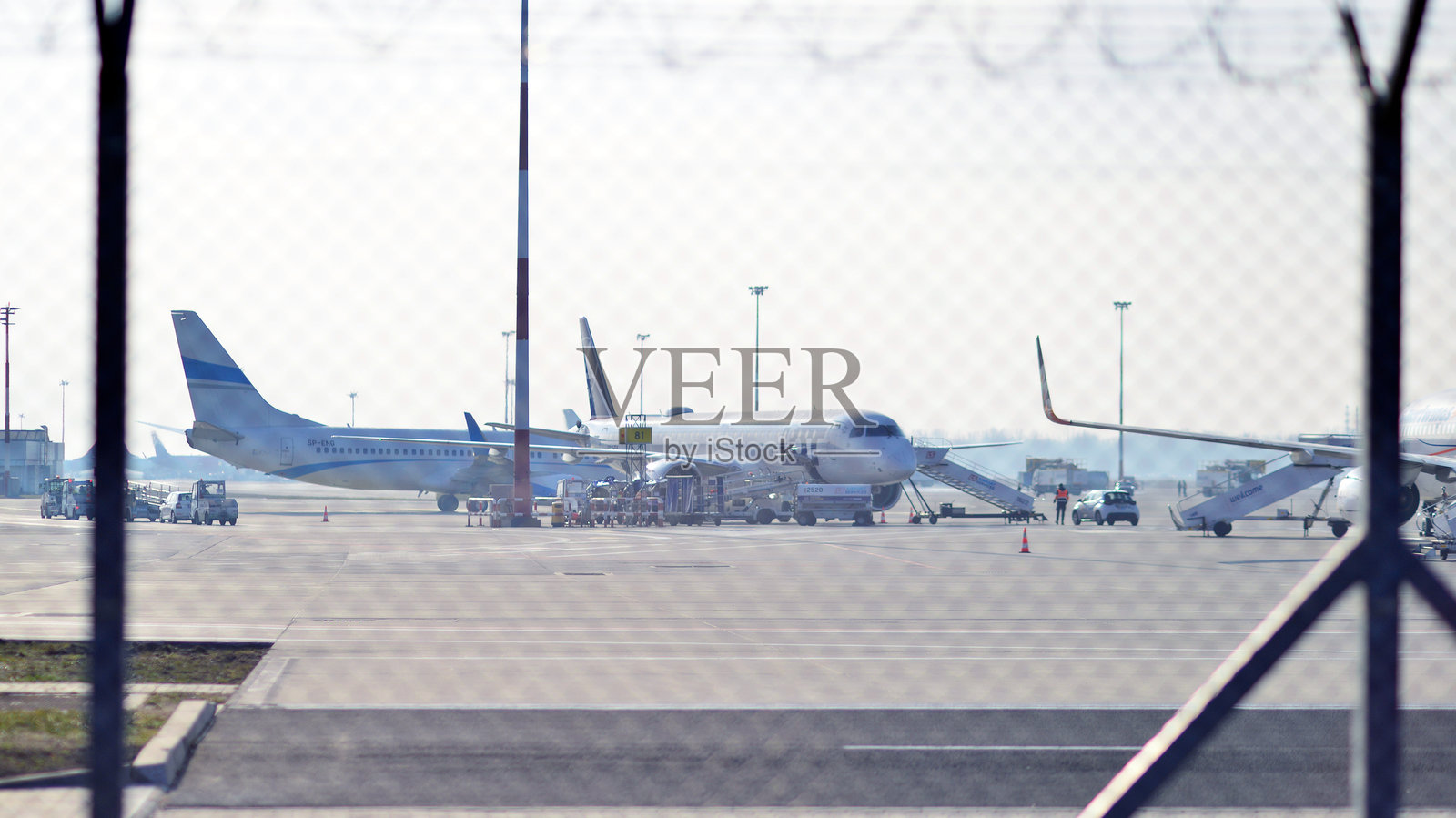 停靠在肖邦机场航站楼的飞机照片摄影图片