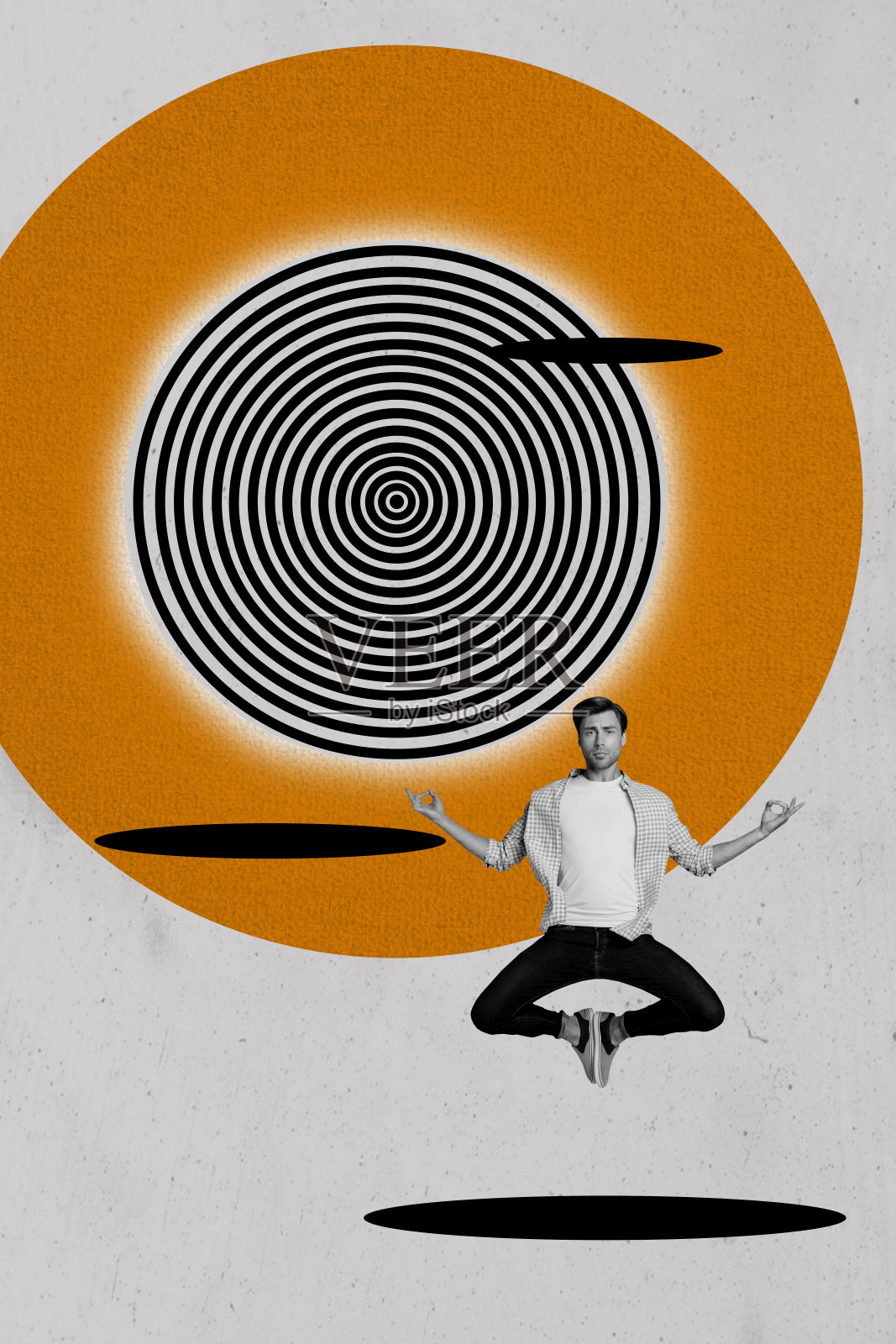 兴奋的男人在涂鸦背景前选择有机甜葡萄，手中拿着购物袋的垂直照片拼贴。照片摄影图片