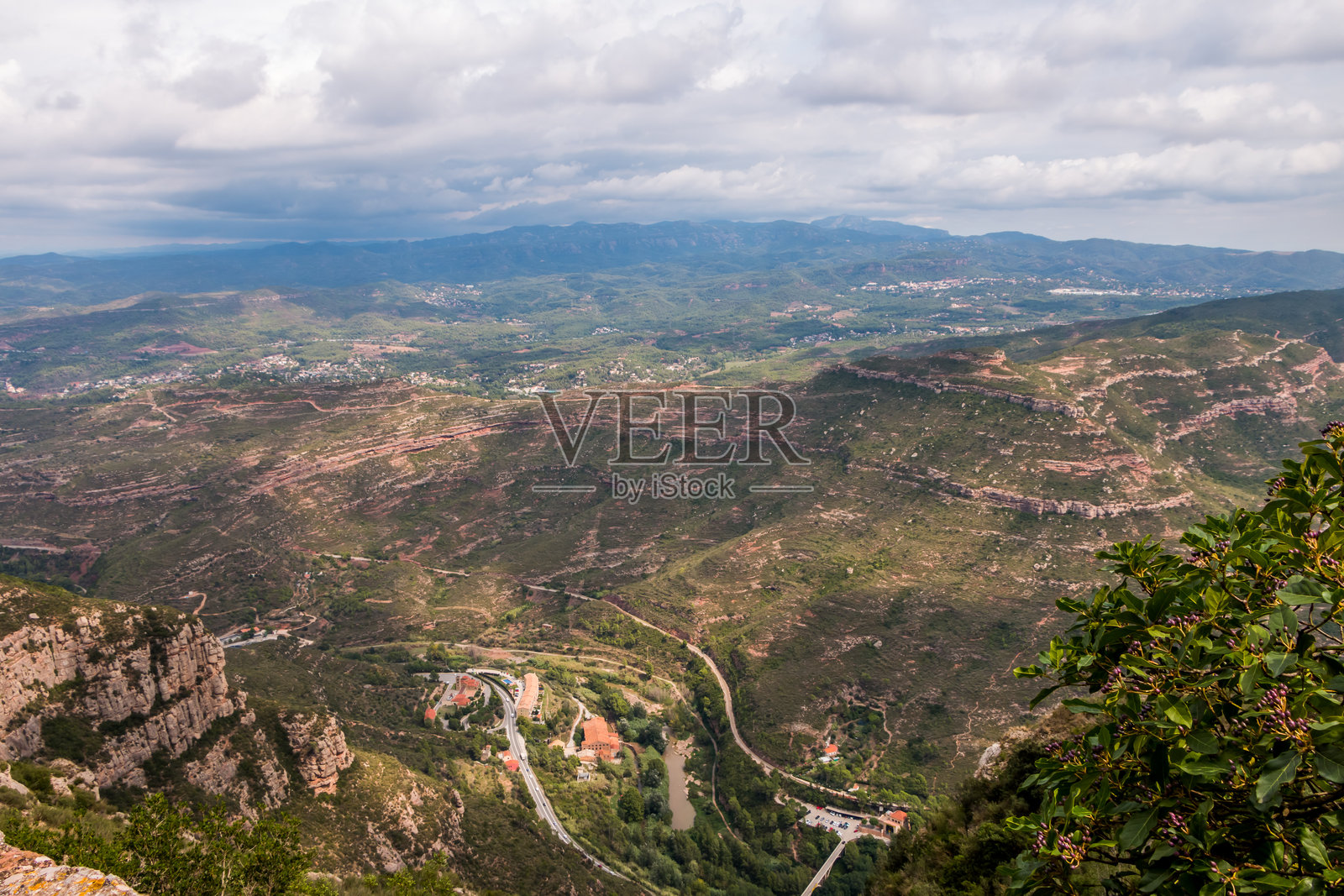 巴塞罗那，西班牙的蒙特塞拉特山全景。美丽的风景照片摄影图片