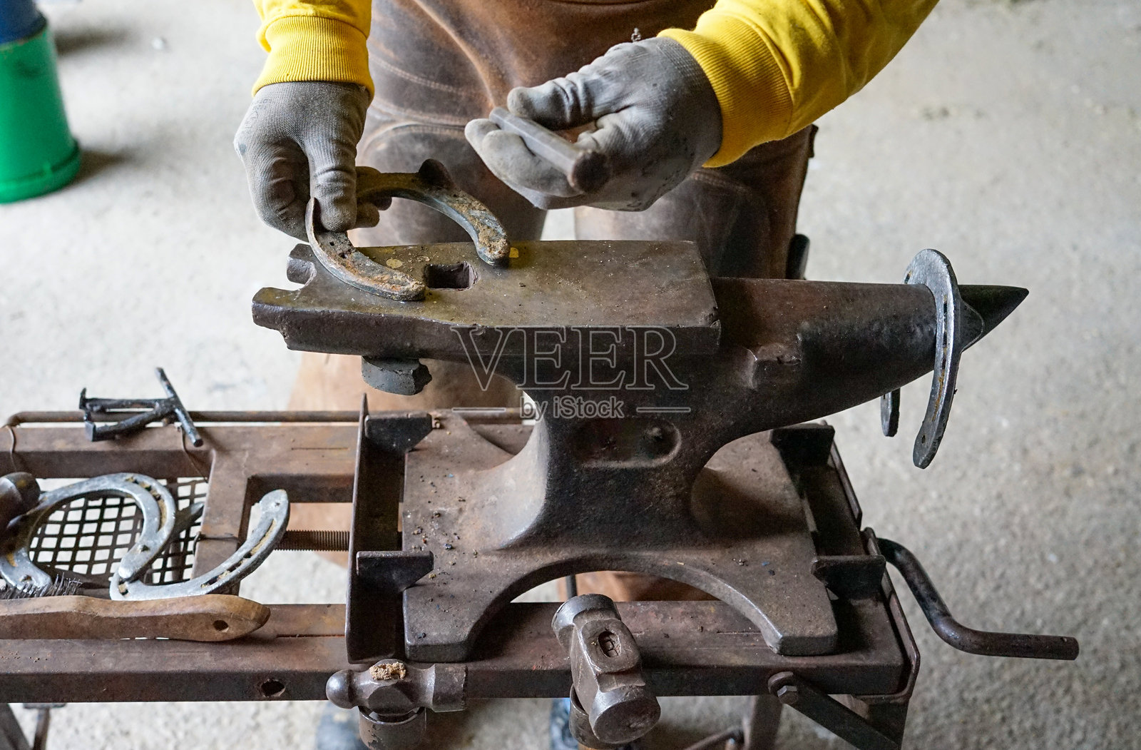 在铁砧上工作照片摄影图片