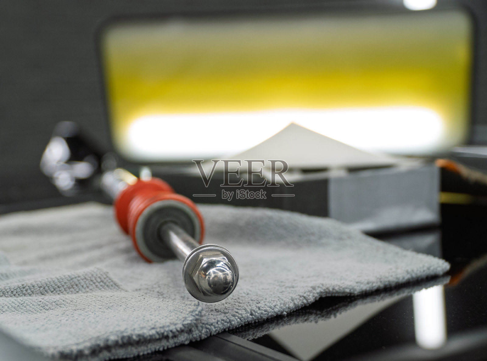 无漆凹陷修复。汽车车身修复的PDR技术。PDR。汽车修理店的机械师使用工具修复车身凹陷。车身修复特写。照片摄影图片