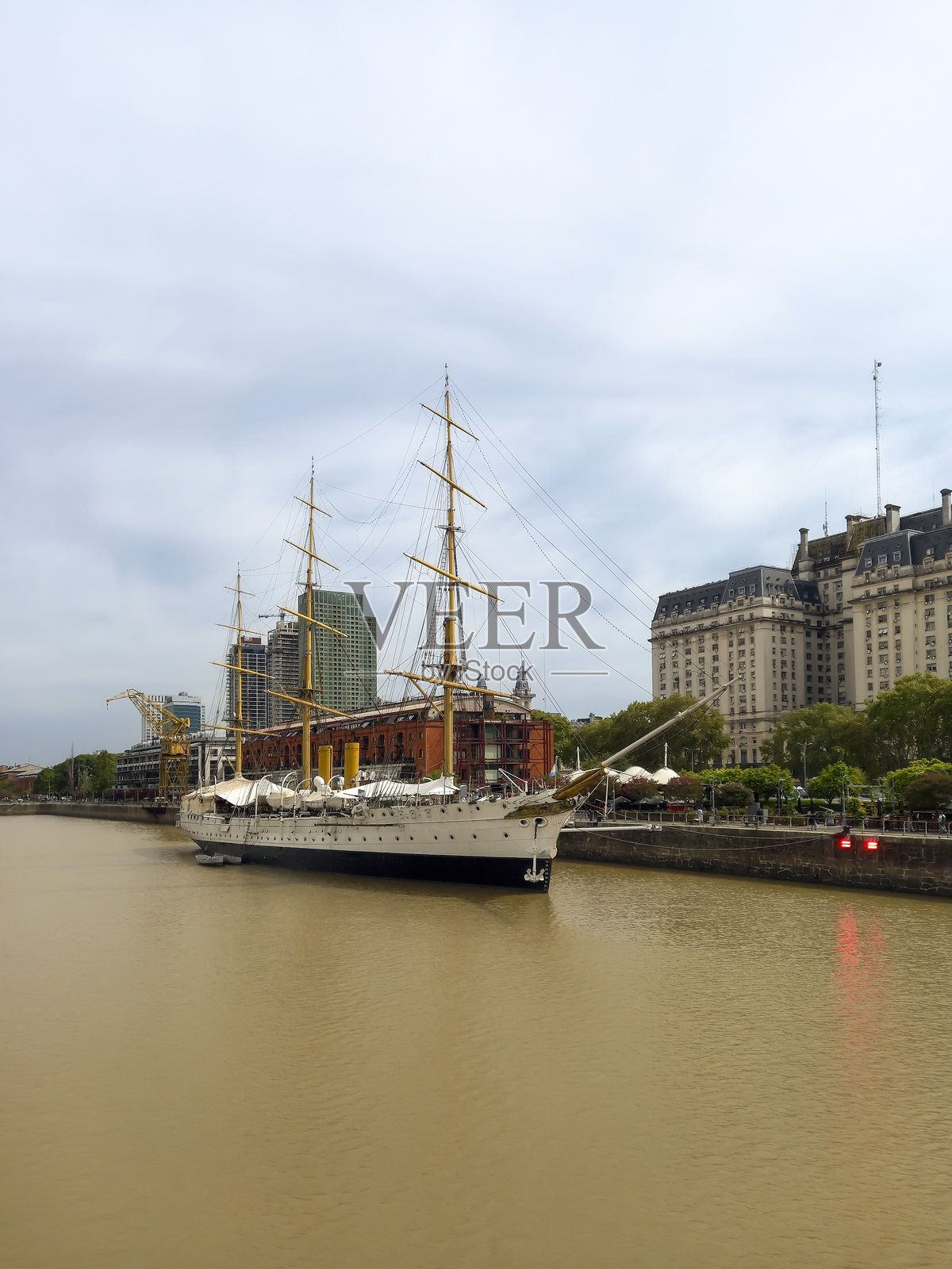 阿根廷海军训练舰萨尔米恩托号老式帆船,现在是布宜诺斯艾利斯港口马德罗的一座博物馆。照片摄影图片