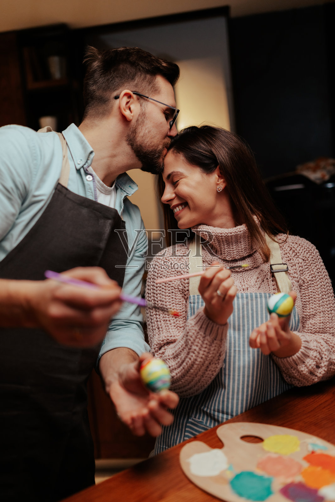 情侣一起享受创意复活节彩蛋绘画的乐趣照片摄影图片