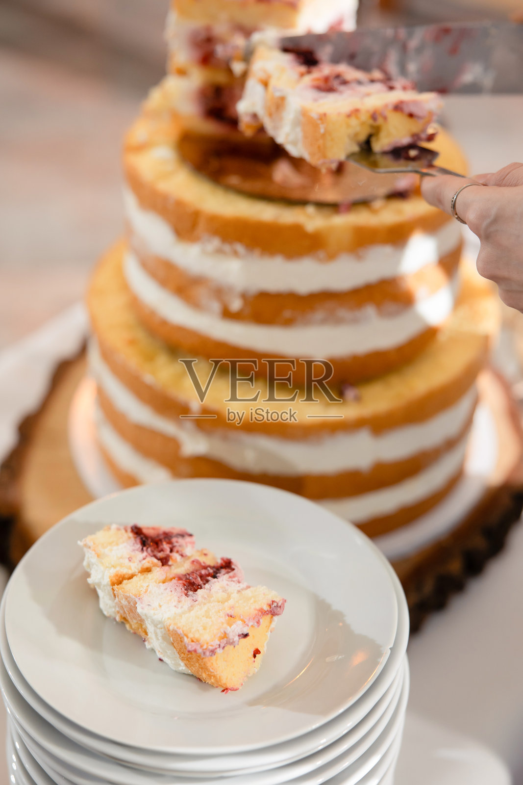 美味的婚礼蛋糕切片 - 奶油与水果的结合，打破传统照片摄影图片