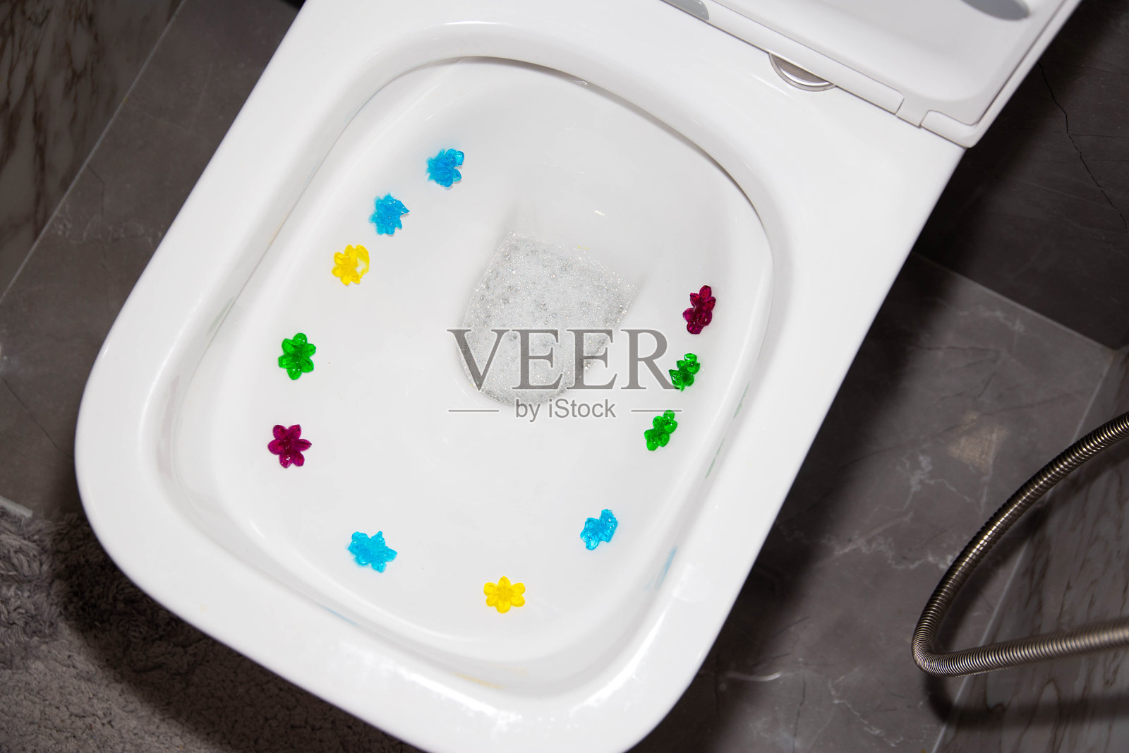 多种颜色的花朵在厕所中散发不同的香气。具有抗菌和清洁效果，特写镜头。照片摄影图片