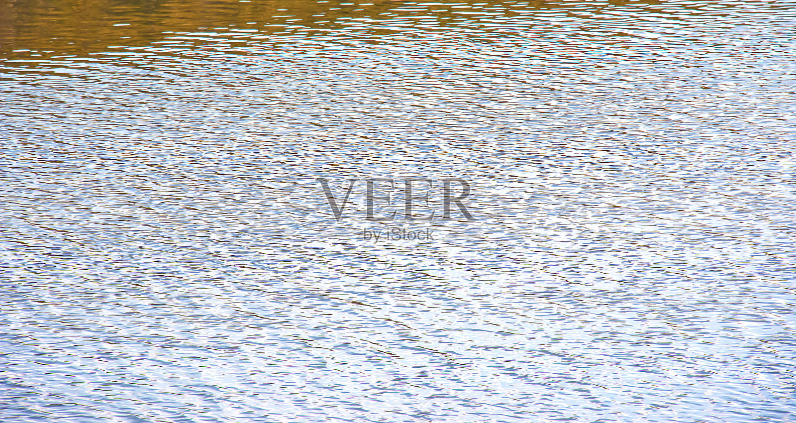 日落时的水面，河流或海洋的涟漪与小波浪，特写。抽象背景，纹理。照片摄影图片