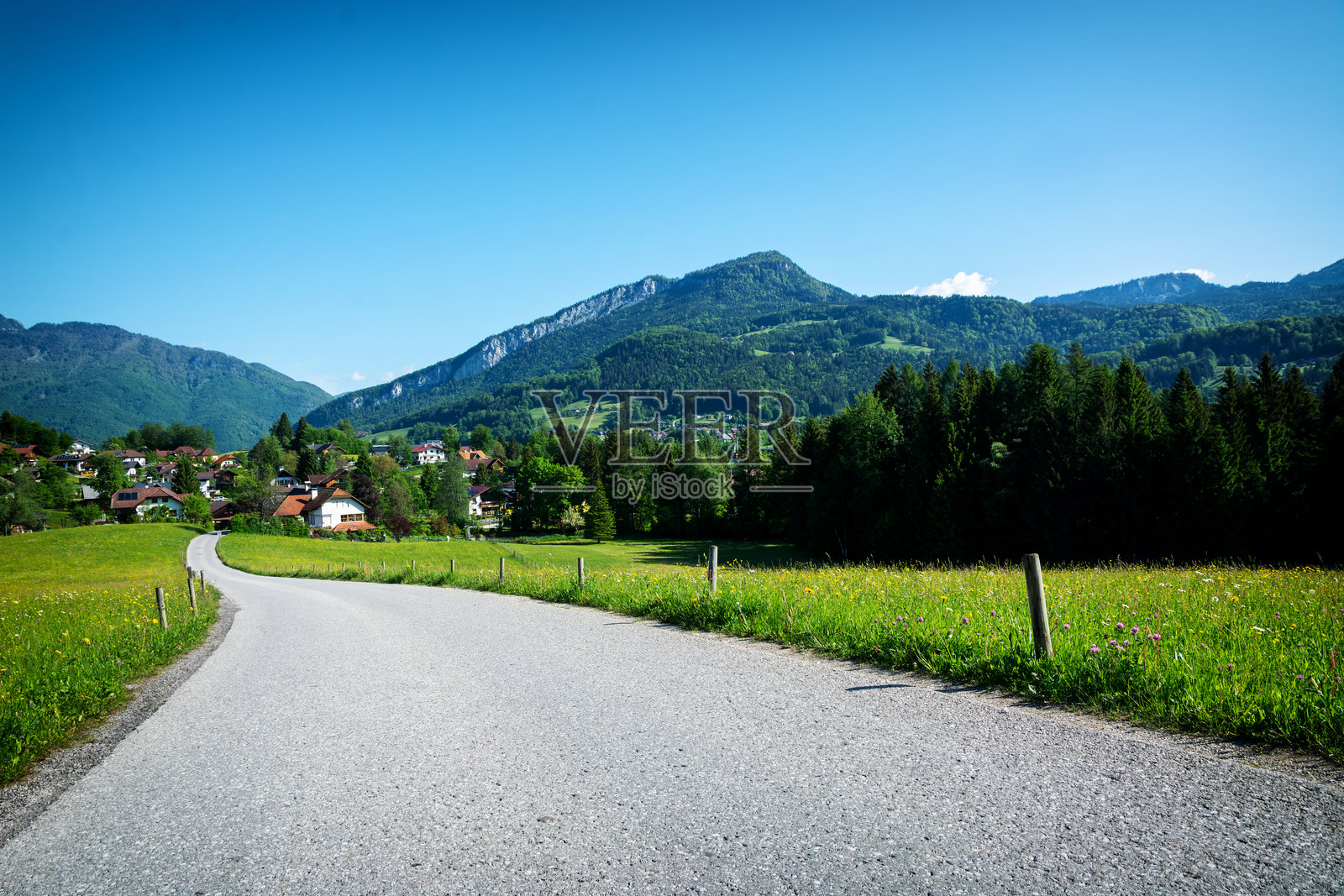 春天的阿尔卑斯山中的拉普斯费尔德，奥地利照片摄影图片