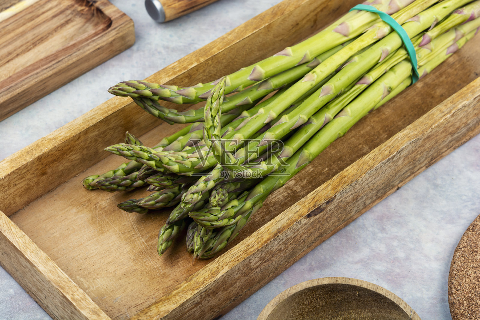 新鲜生芦笋，素食食品。照片摄影图片