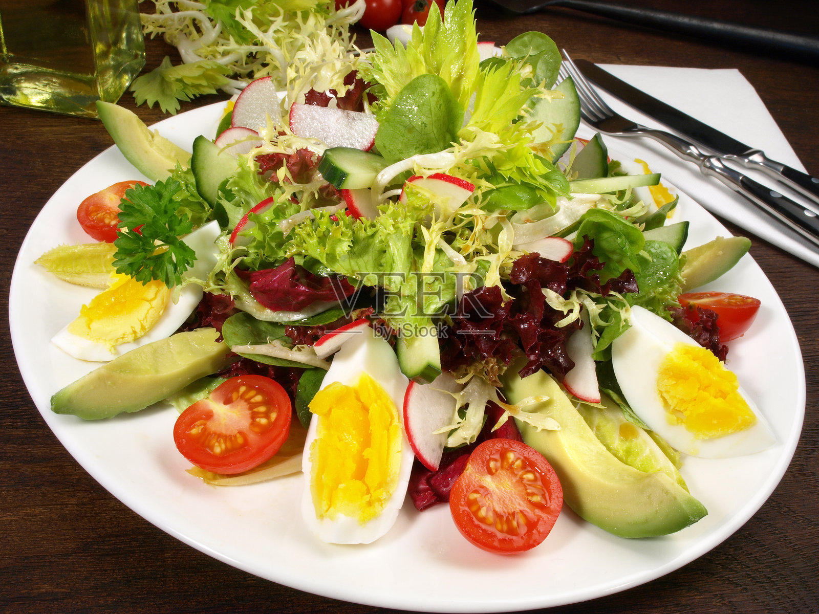 厨师沙拉配鸡蛋、火腿、奶酪和鳄梨照片摄影图片