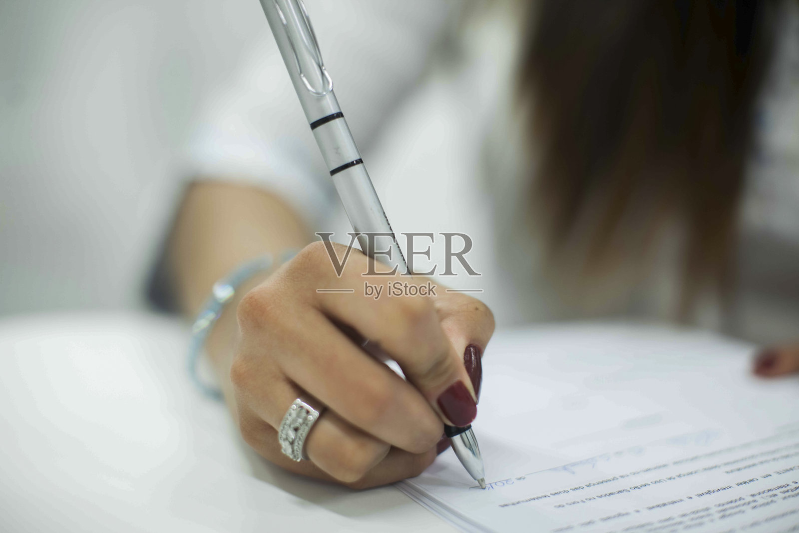 商务人士用笔签署文件的特写镜头照片摄影图片