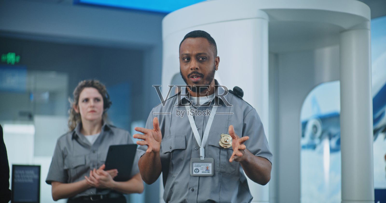 安全人员进行计划会议，向一组工人发出指示照片摄影图片