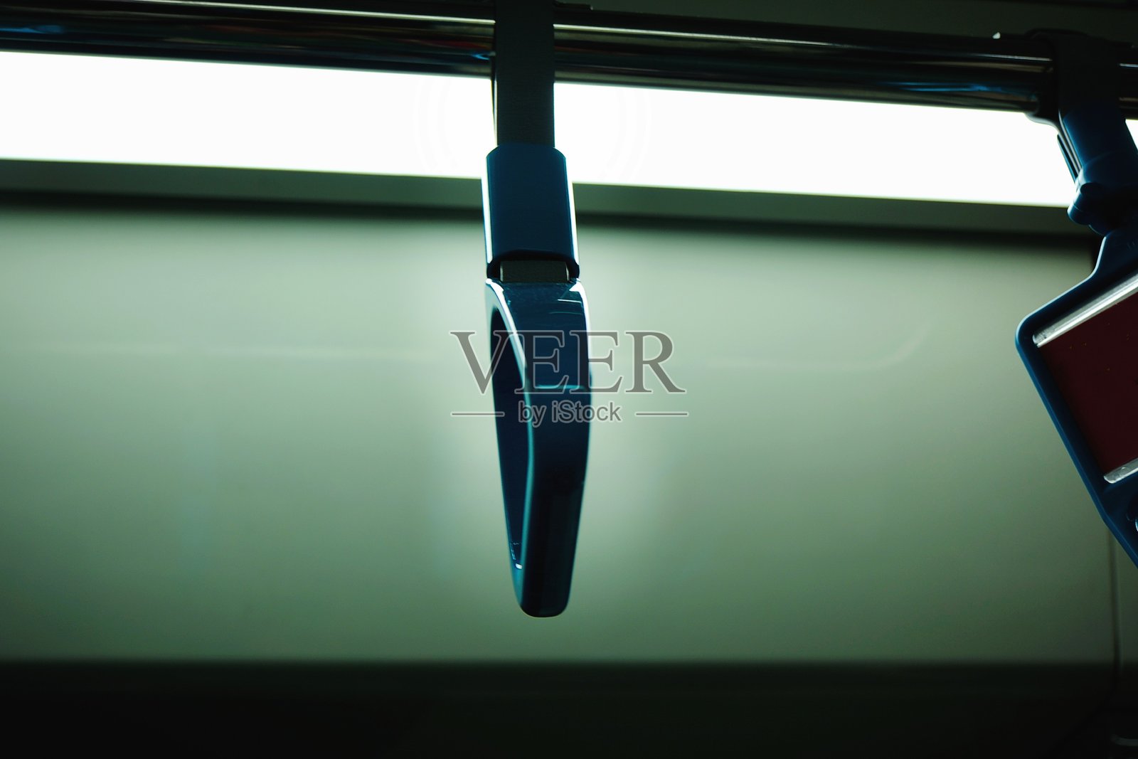 地铁上的乘客扶手。照片摄影图片