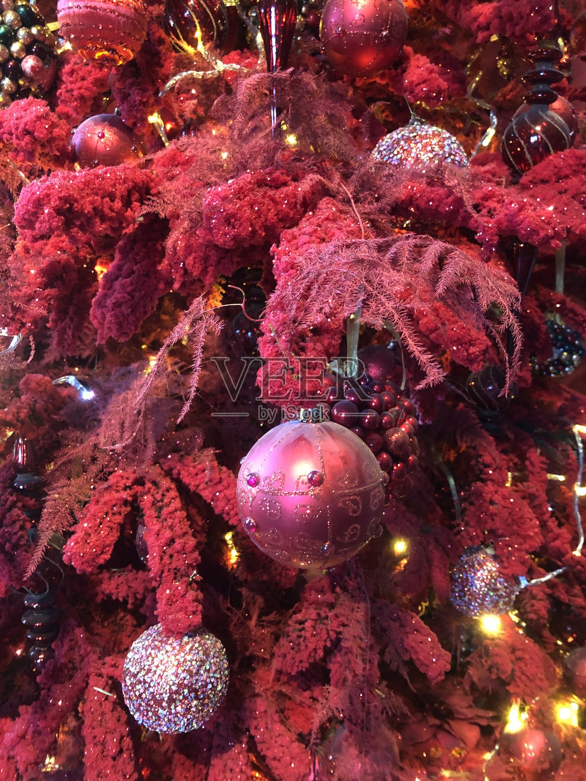 法国安德尔-卢瓦尔地区的红色圣诞装饰照片摄影图片