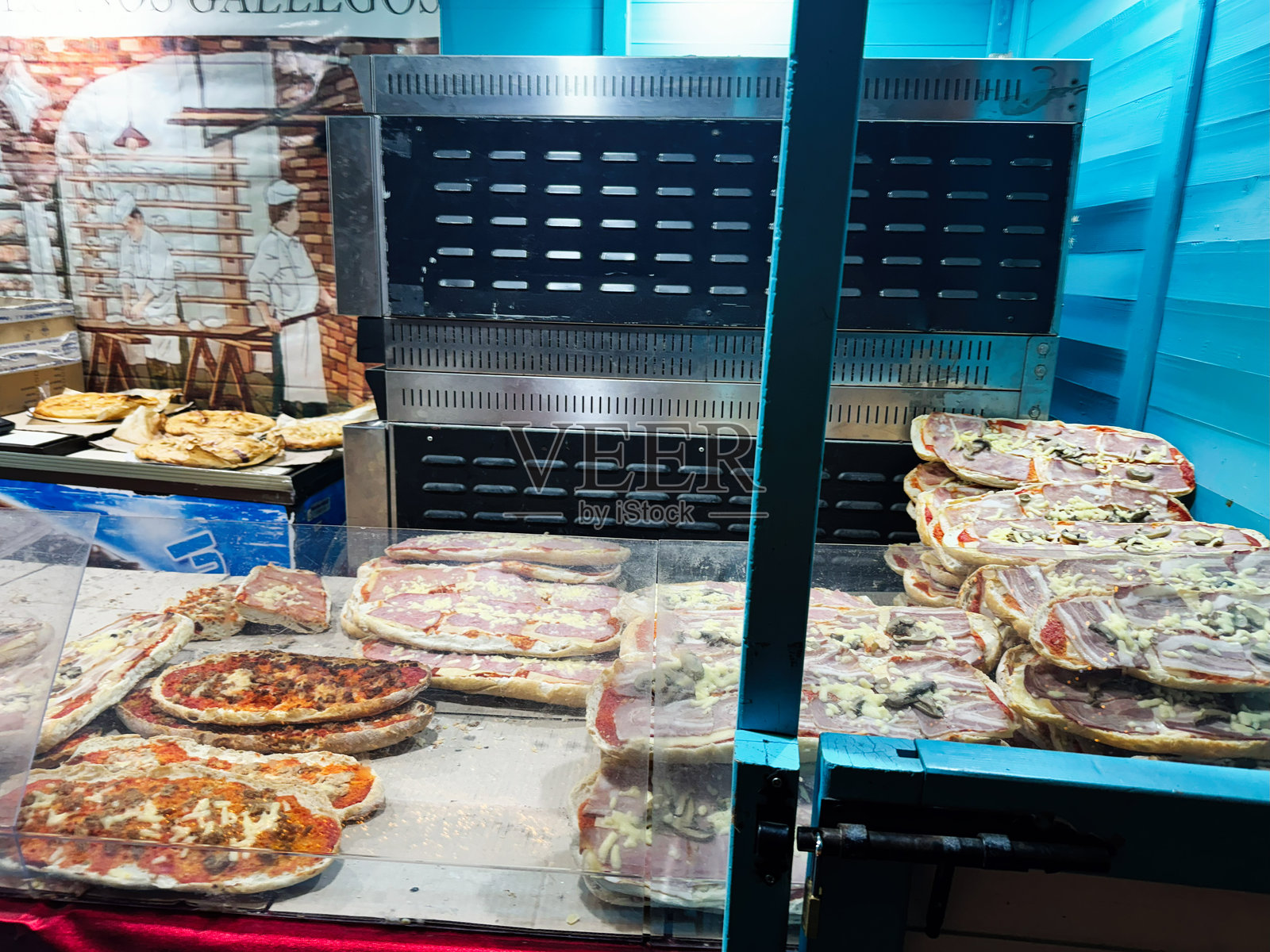 西班牙维戈市场摊位上展示的新鲜出炉的比萨饼照片摄影图片