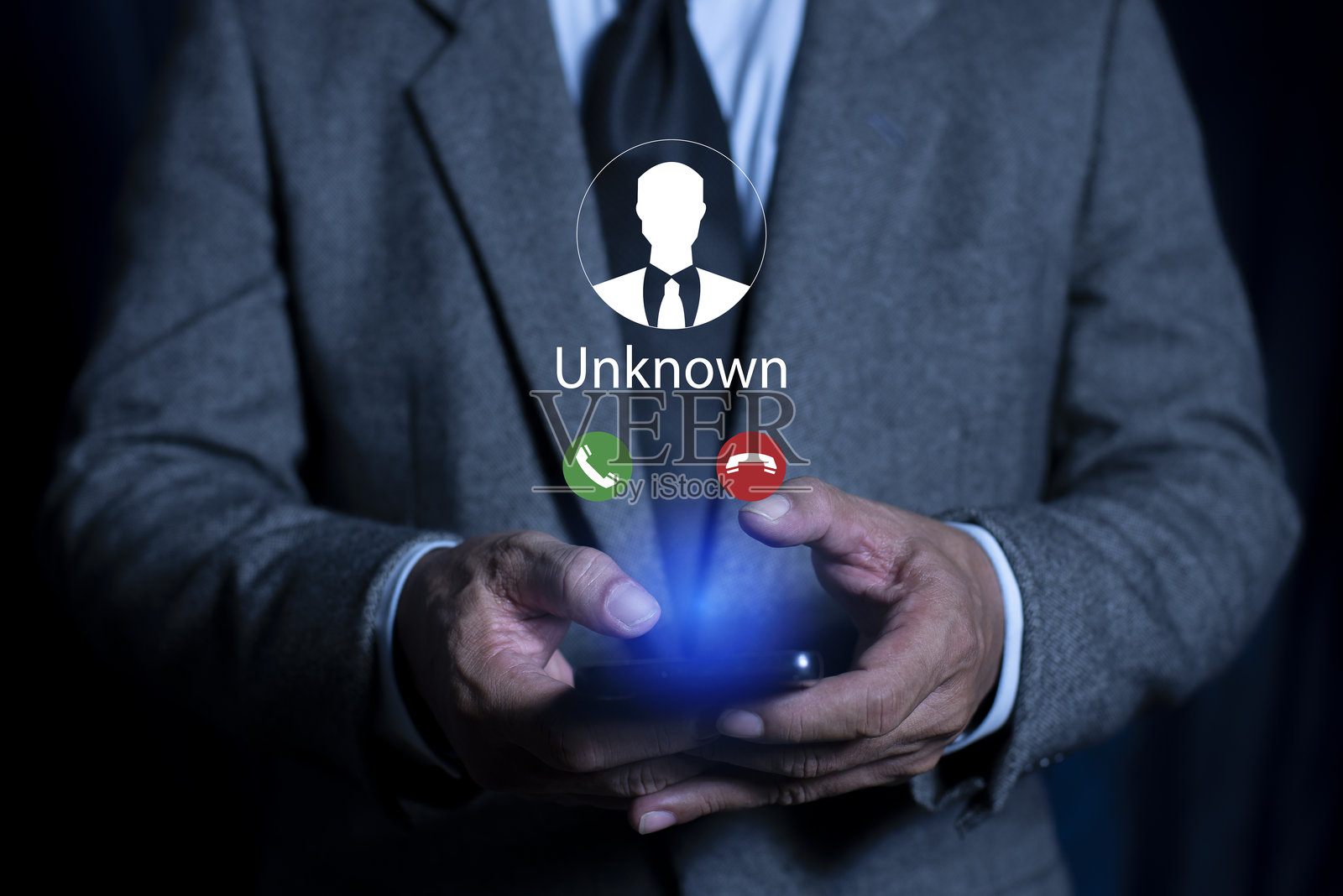 商人使用智能手机接到未知号码的来电，呼叫中心团伙，恶作剧电话，诈骗者或陌生人。照片摄影图片