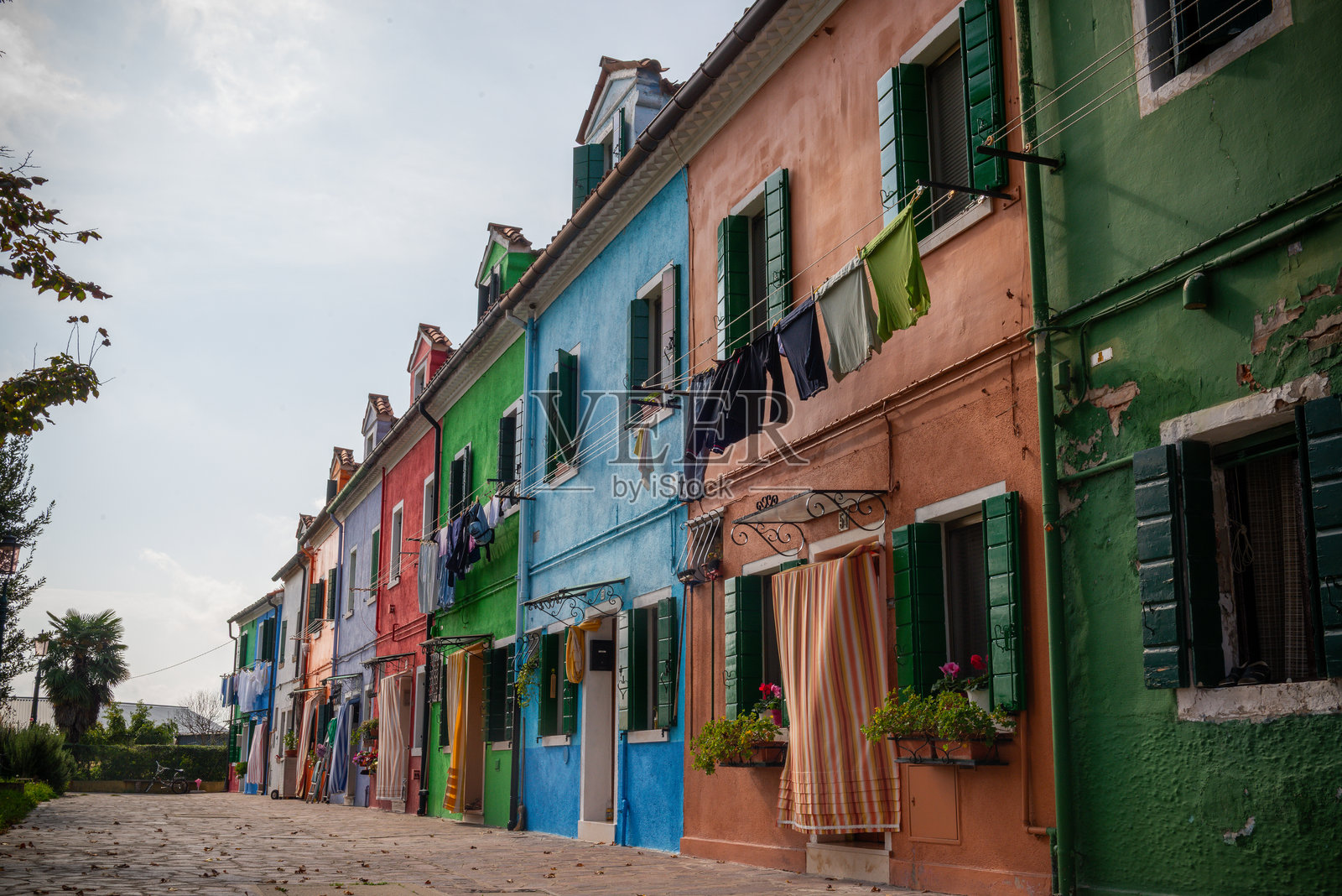 意大利威尼斯附近的布拉诺岛上色彩斑斓的房屋照片摄影图片