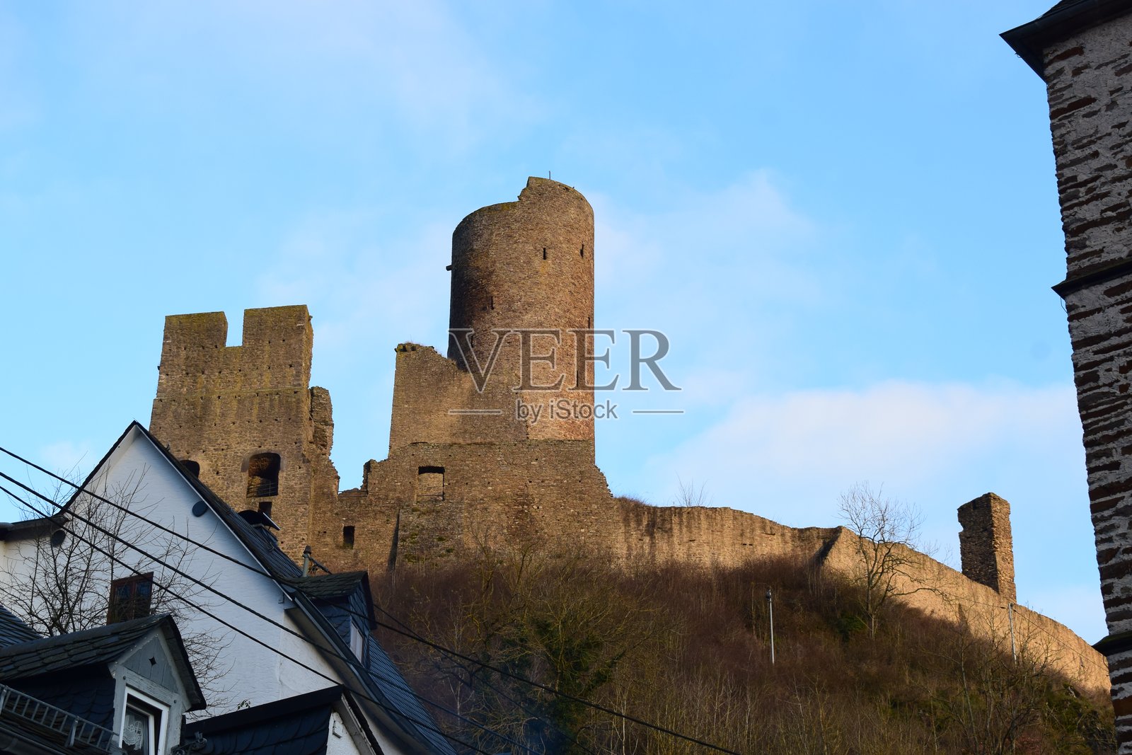 蒙雷阿尔上方的城堡遗址照片摄影图片