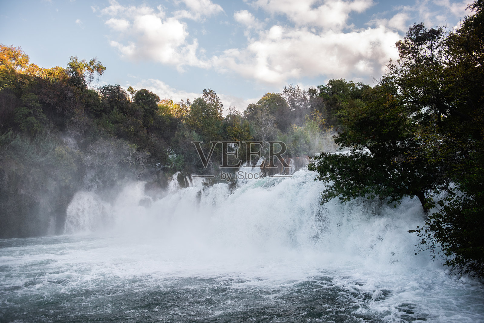 克罗地亚克尔卡国家公园的斯克拉丁斯基瀑布流淌着水。照片摄影图片
