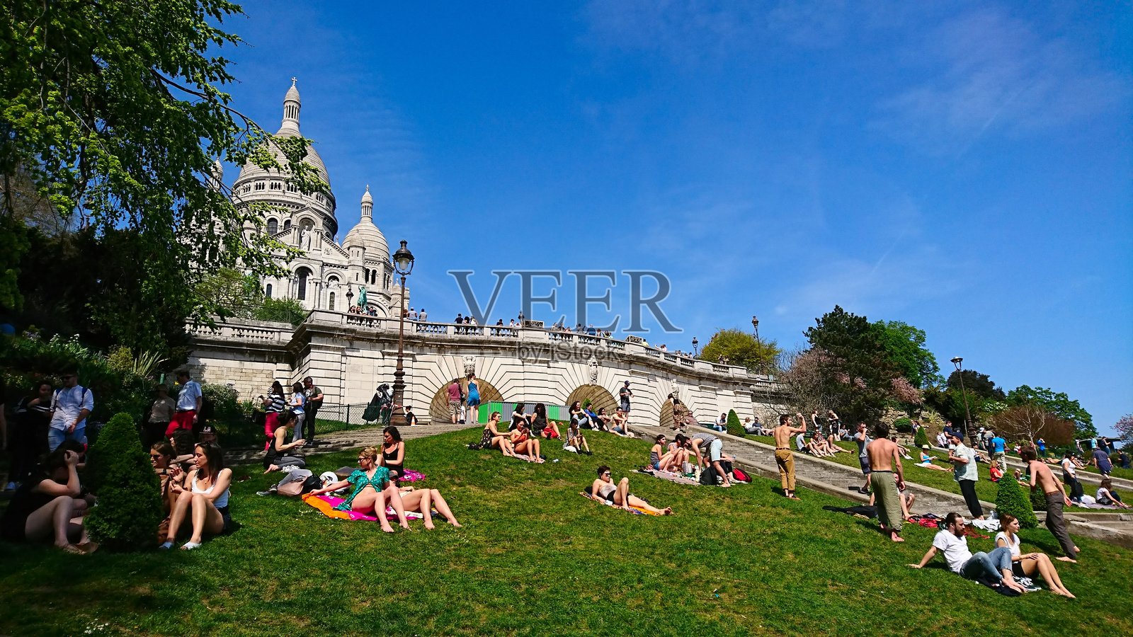人们在圣心大教堂的台阶上享受阳光明媚的一天照片摄影图片