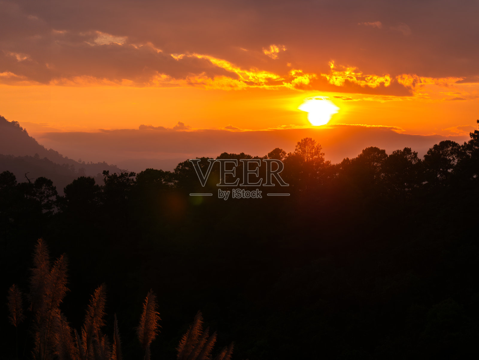 黑云下的金色日落照片摄影图片