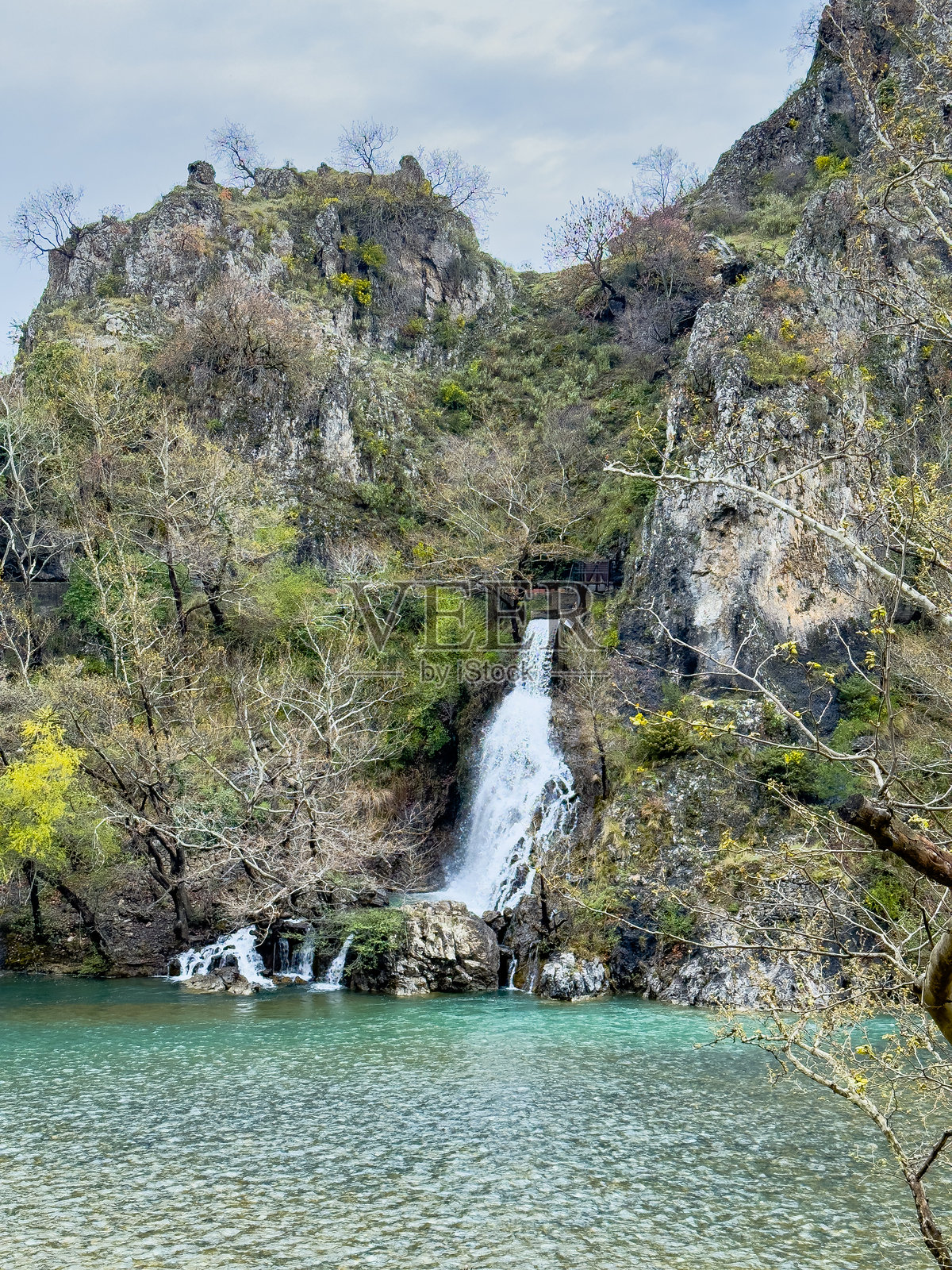 希腊埃皮鲁斯地区阿里斯提、帕皮戈、祖梅尔卡、维科斯和科尼察的冬季平多斯山脉及村庄照片照片摄影图片